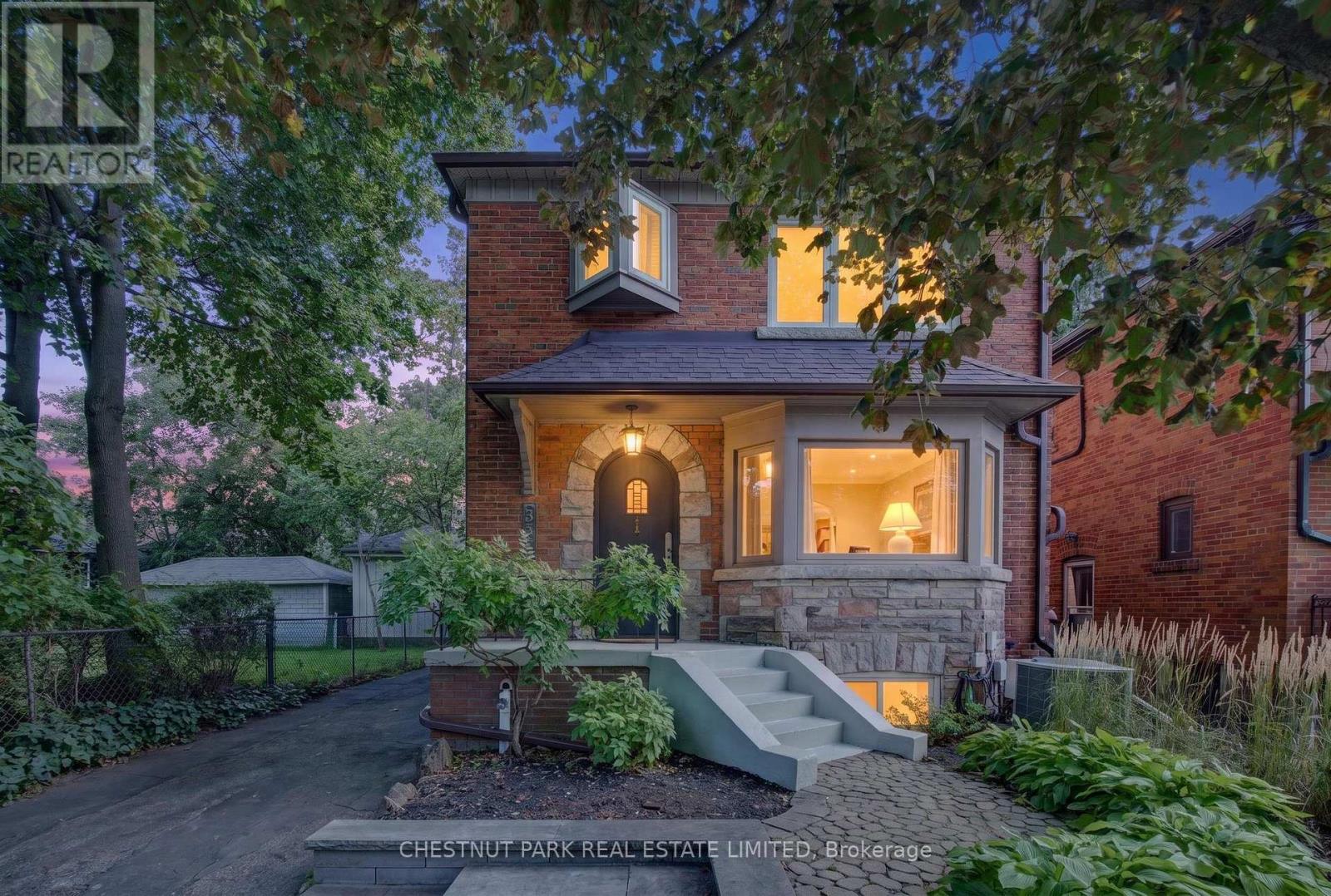 521 SUTHERLAND DRIVE, Toronto, Ontario