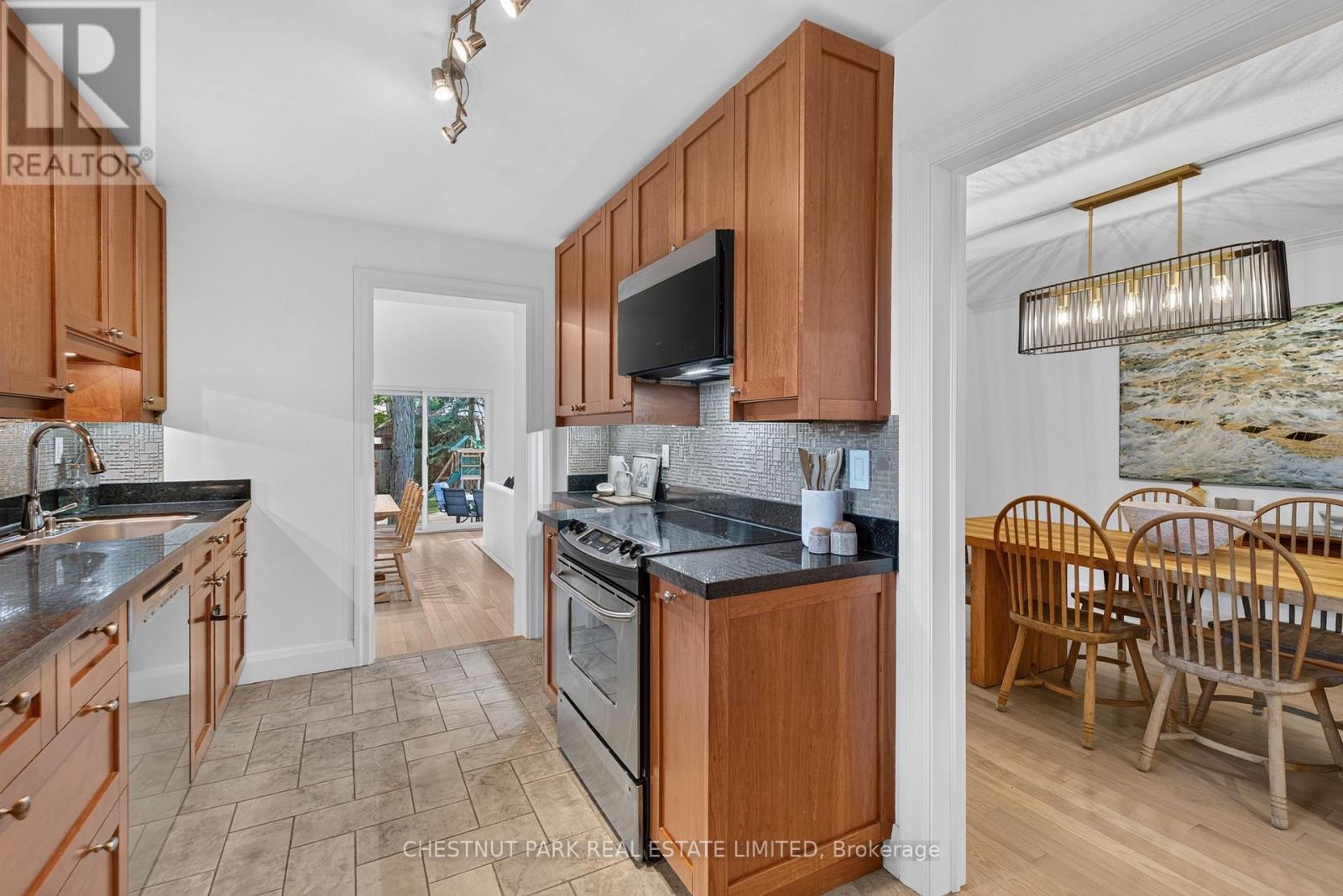 521 Sutherland Drive, Toronto, Ontario  M4G 1K9 - Photo 12 - C13783372