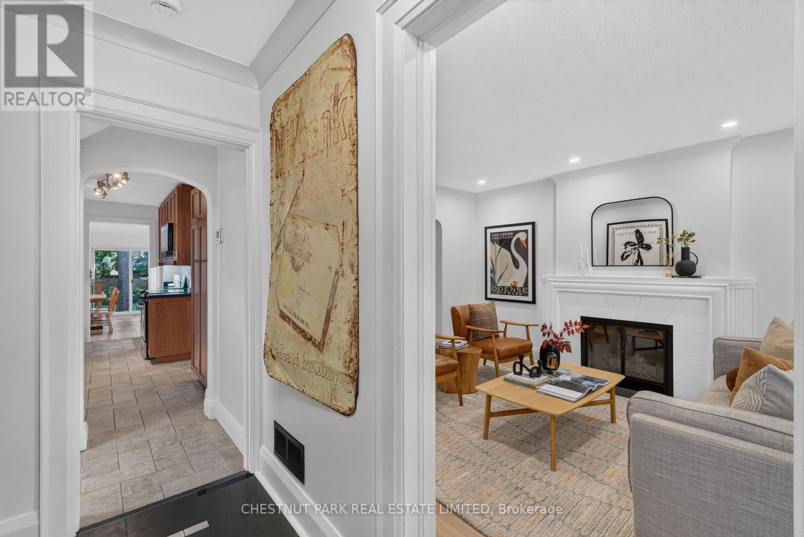 521 Sutherland Drive, Toronto, Ontario  M4G 1K9 - Photo 5 - C13783372