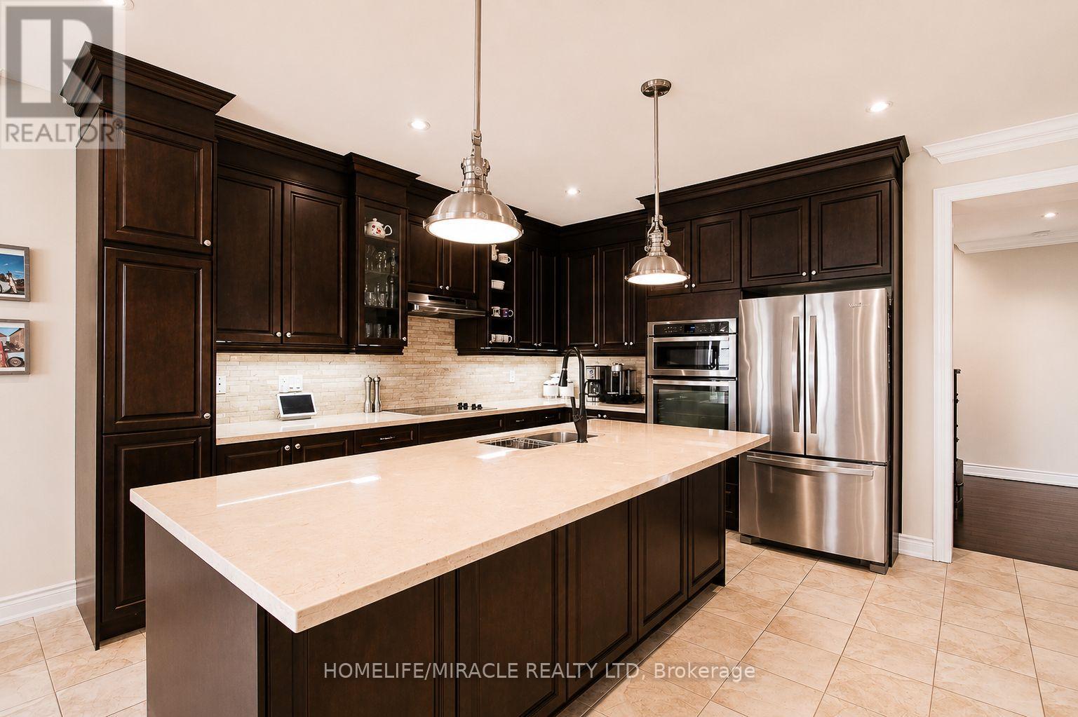37 Degrey Drive, Brampton, Ontario  L6P 3X5 - Photo 5 - W13783384