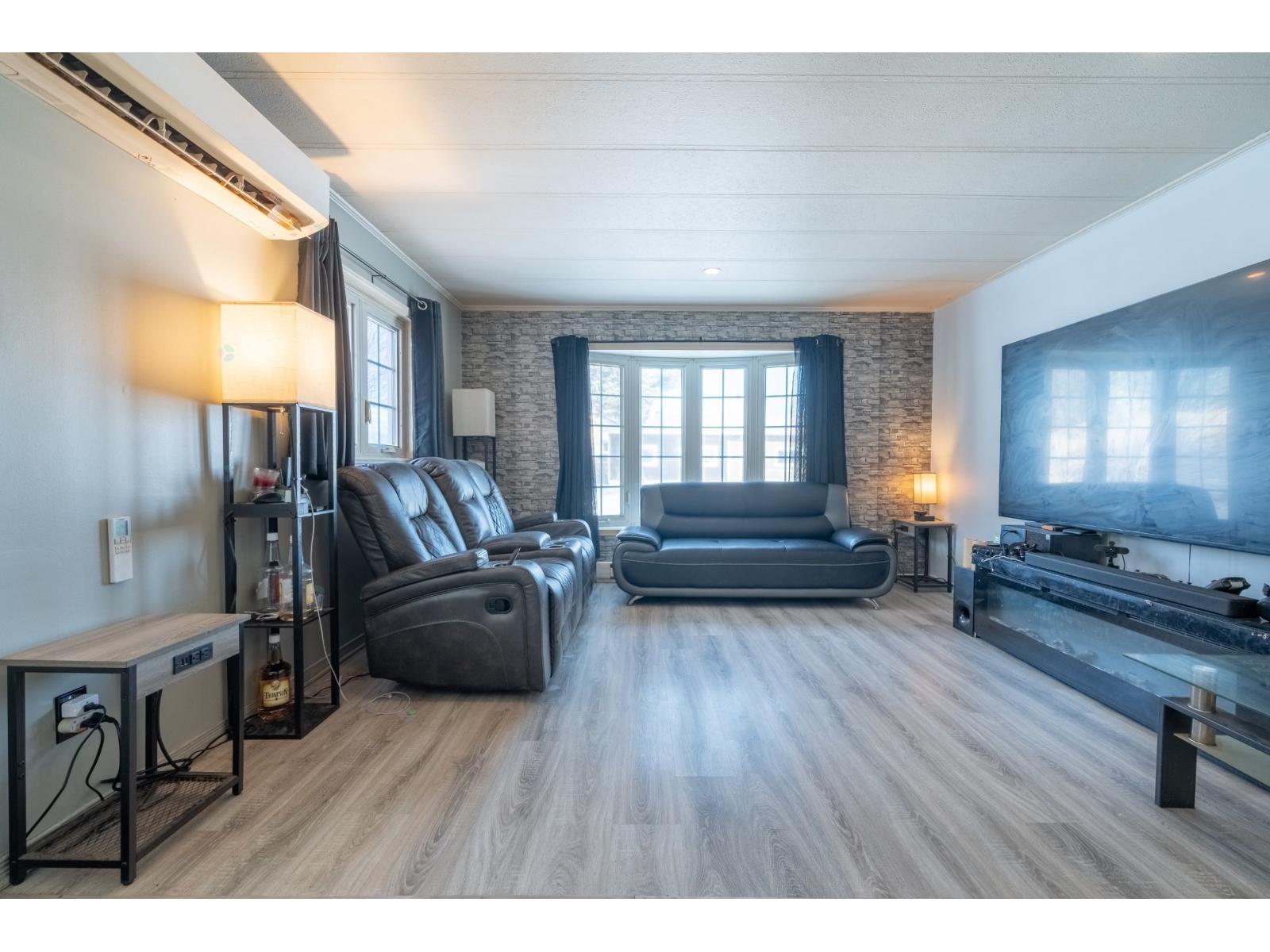 76 99e Avenue E. Blainville Quebec Canada J7C0G5 5