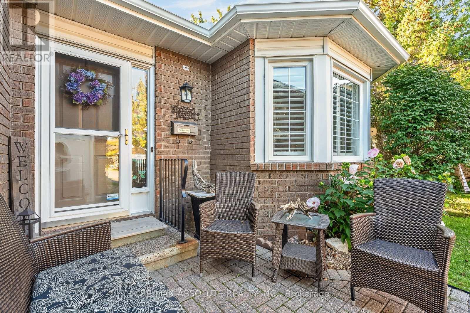 12 Oyster Bay Court, Ottawa, Ontario  K2S 1H3 - Photo 2 - X13783482