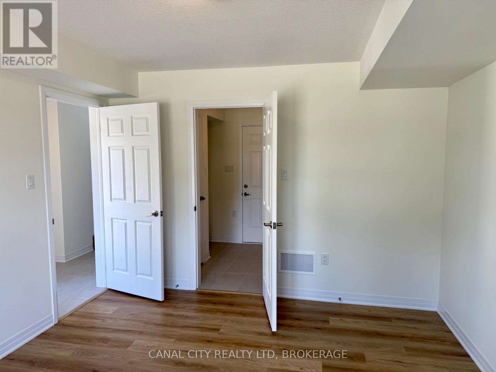 1 Vanderburg Lane, Thorold, Ontario  L2V 0R1 - Photo 2 - X13783638