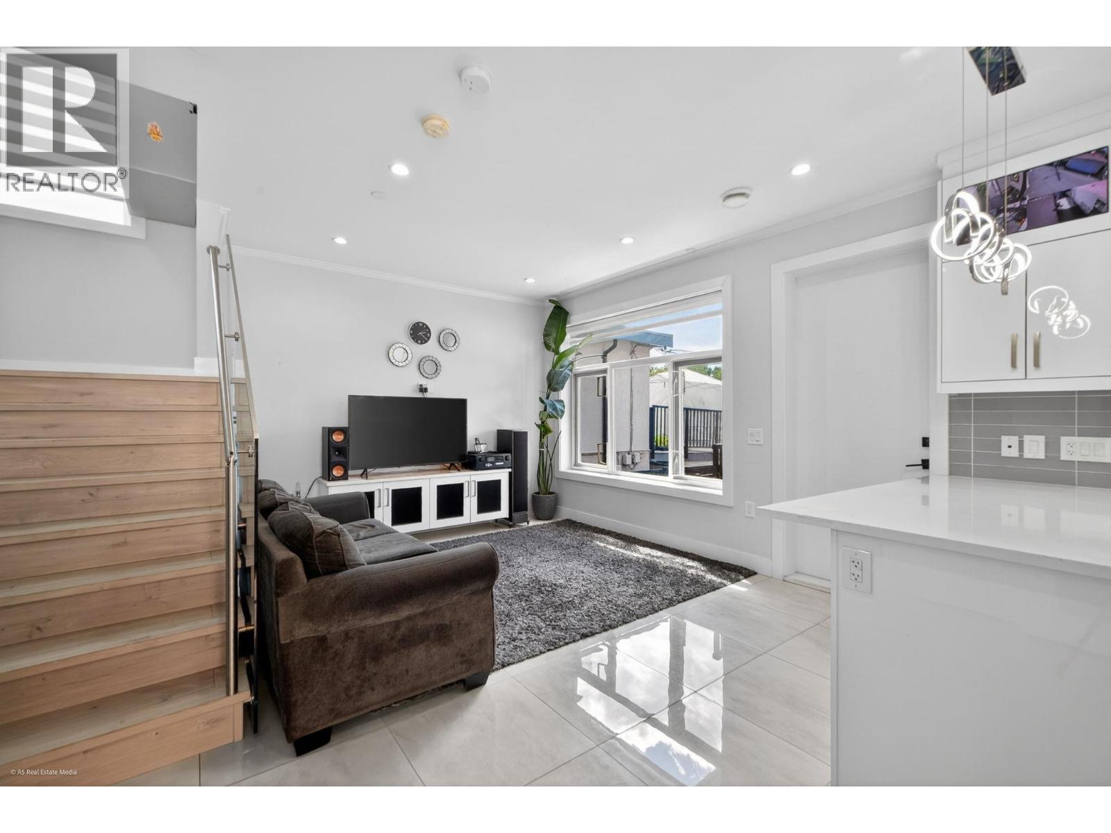 6749 Knight Street, Vancouver, British Columbia  V5P 2W4 - Photo 2 - R3131809