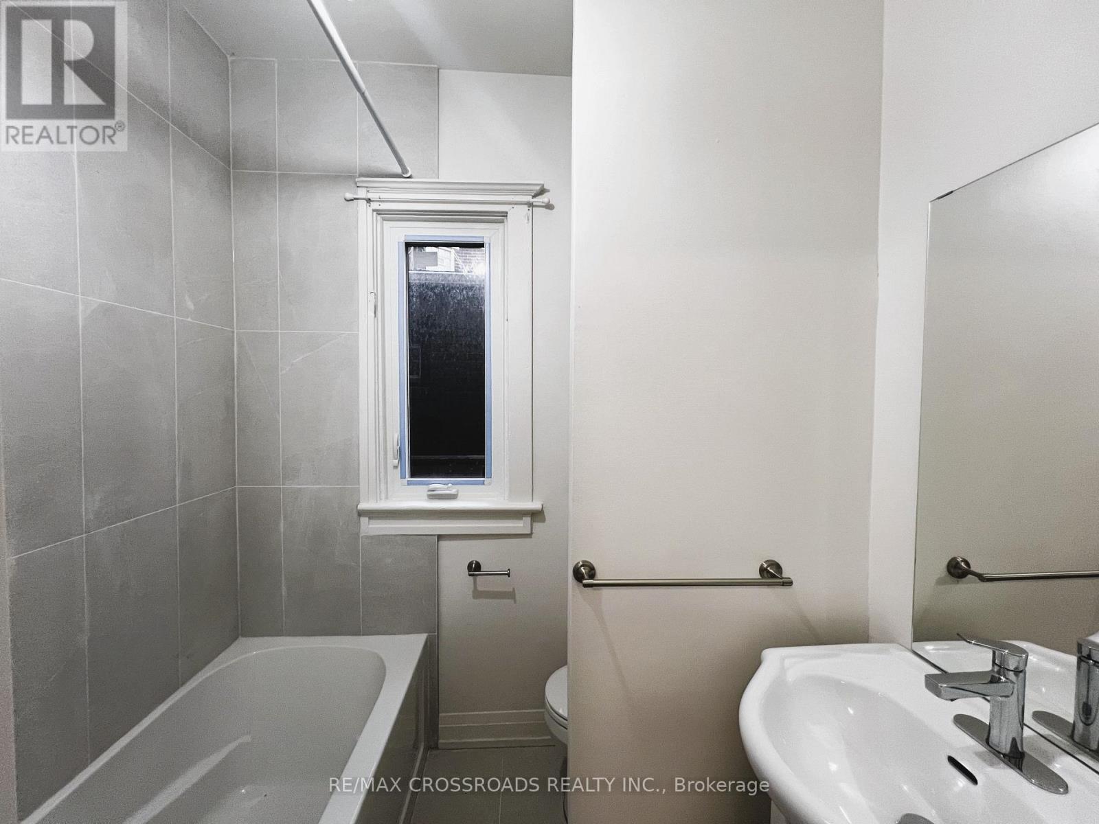 82 Curzon Street, Toronto, Ontario  M4M 3B4 - Photo 9 - E13783684