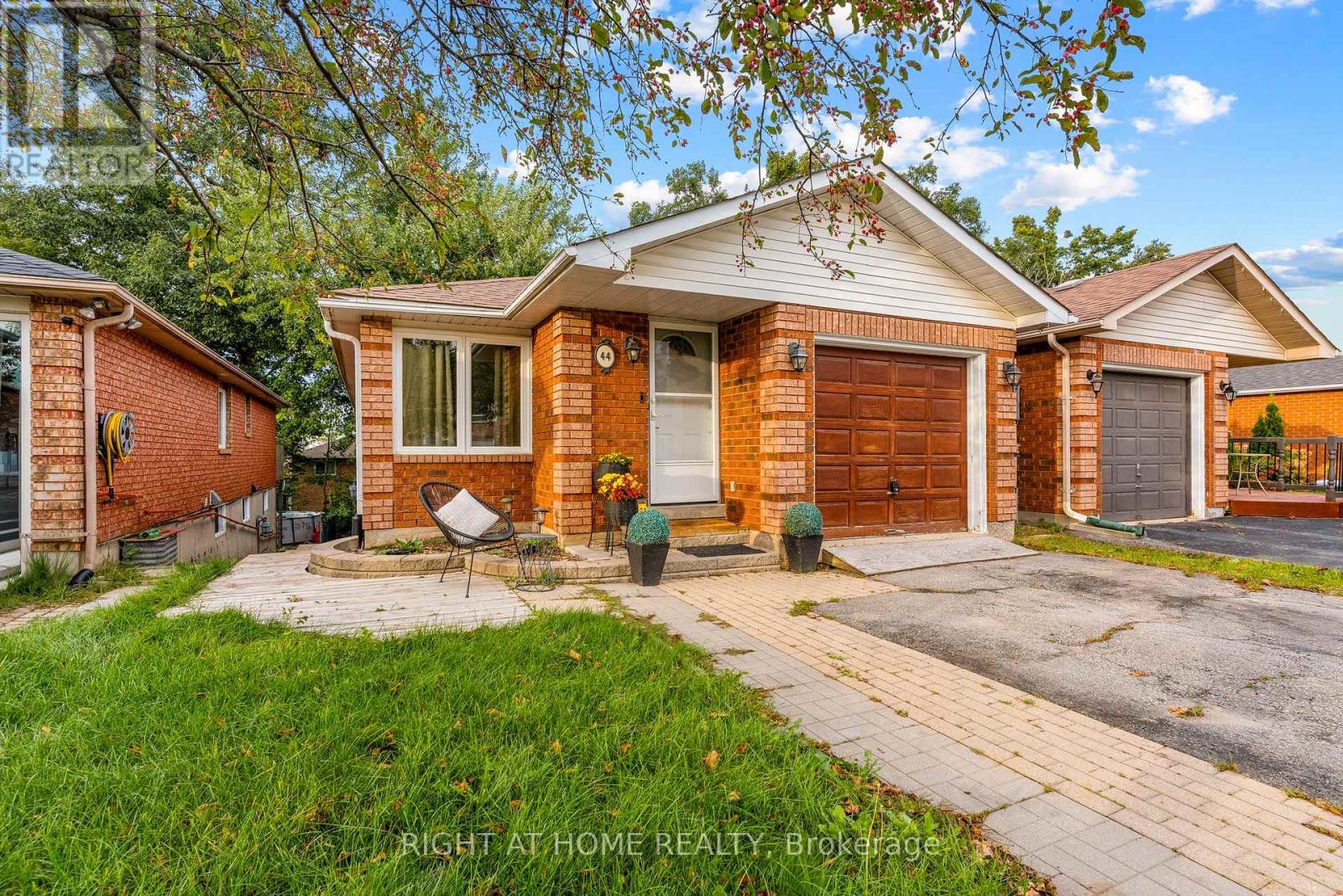 44 Ferguson Drive, Barrie, Ontario L4N 7B5 - Photo 2 - S13783702