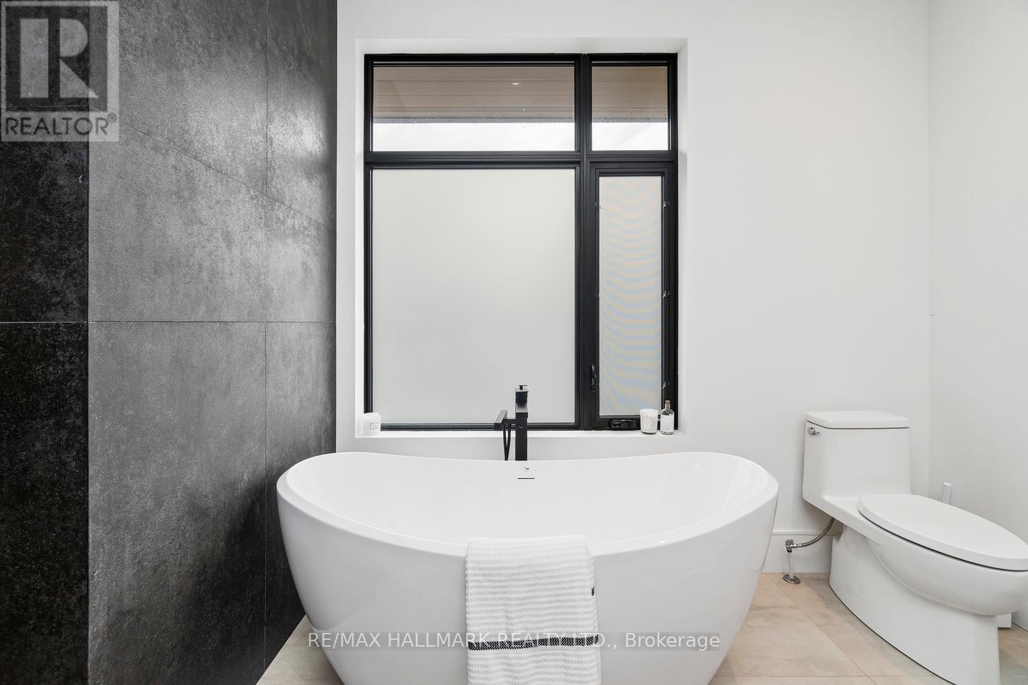 1403 Wren Avenue, Oakville, Ontario  L6L 2V7 - Photo 9 - W13781538