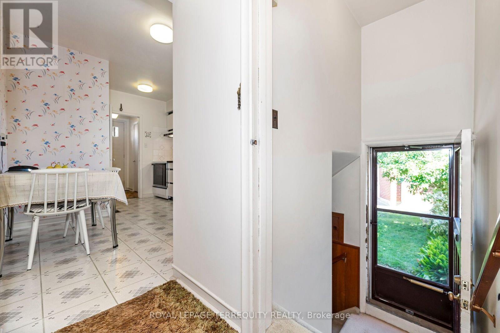 11 Picton Crescent, Toronto (Downsview-Roding-Cfb), Ontario  M3K 1W4 - Photo 12 - W13783812
