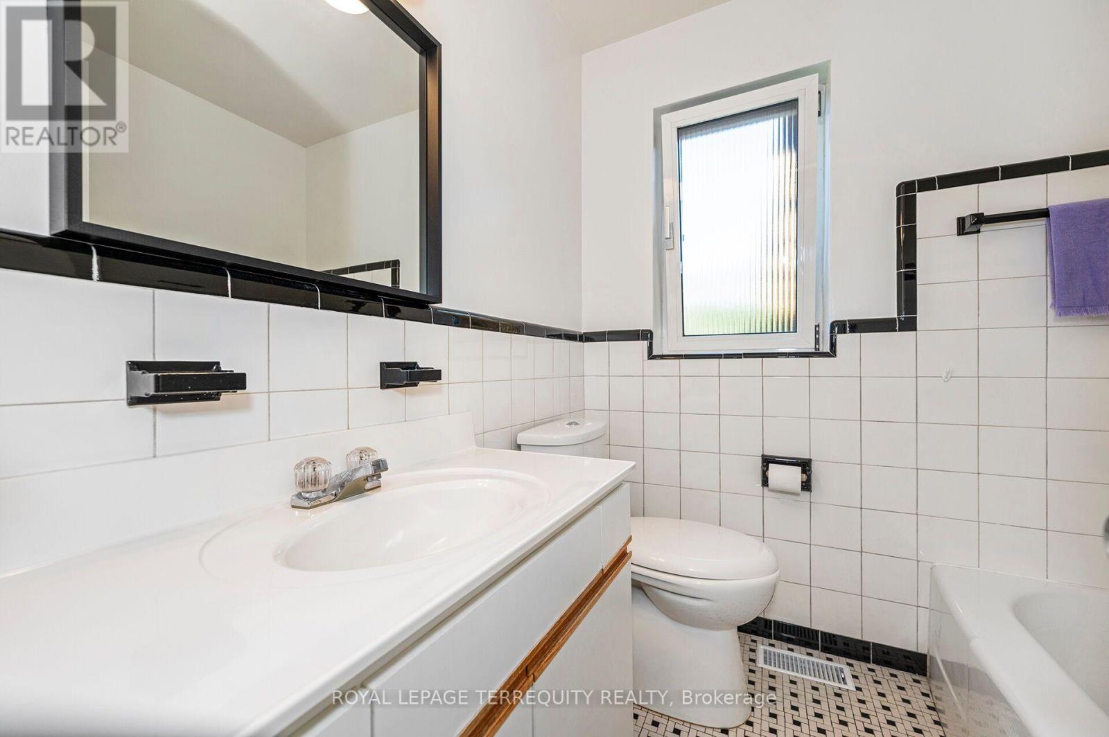11 Picton Crescent, Toronto (Downsview-Roding-Cfb), Ontario  M3K 1W4 - Photo 16 - W13783812