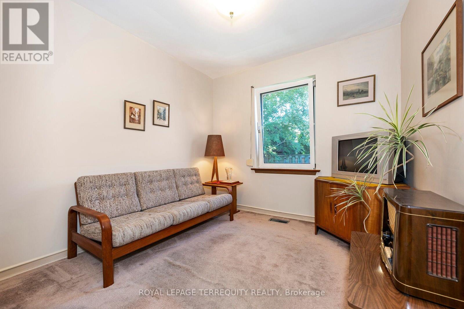 11 Picton Crescent, Toronto (Downsview-Roding-Cfb), Ontario  M3K 1W4 - Photo 20 - W13783812