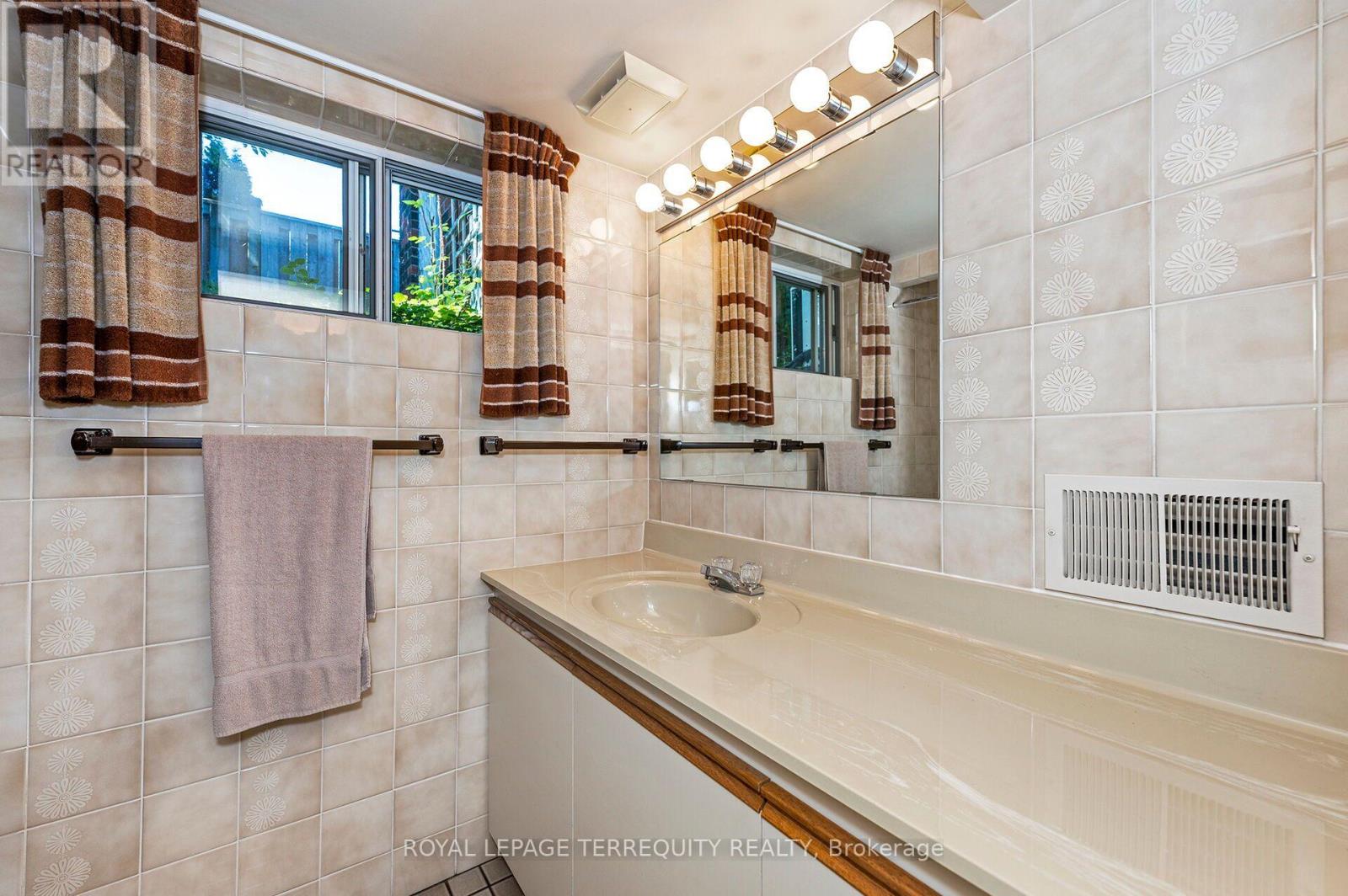 11 Picton Crescent, Toronto (Downsview-Roding-Cfb), Ontario  M3K 1W4 - Photo 24 - W13783812