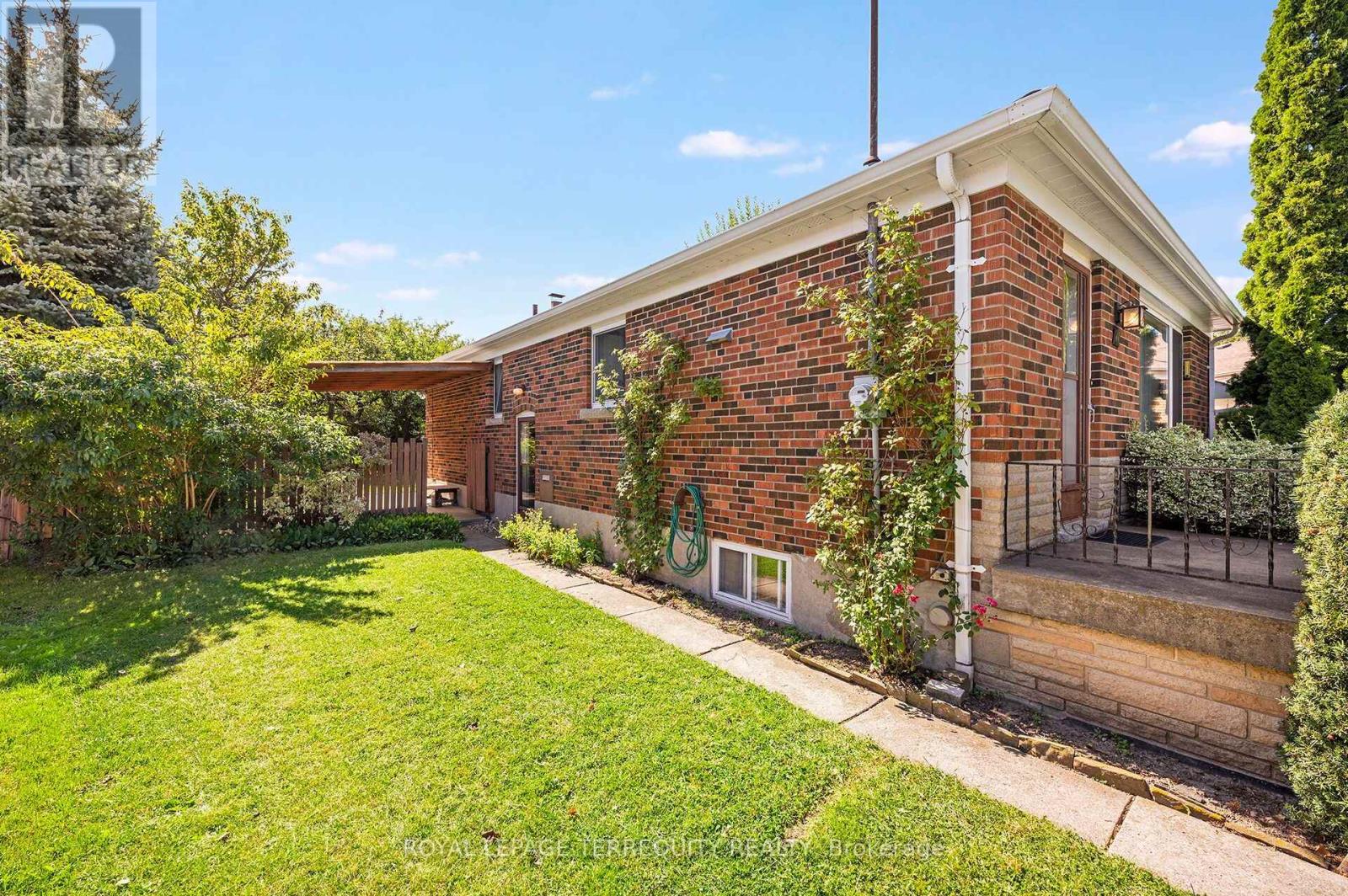 11 Picton Crescent, Toronto (Downsview-Roding-Cfb), Ontario  M3K 1W4 - Photo 30 - W13783812