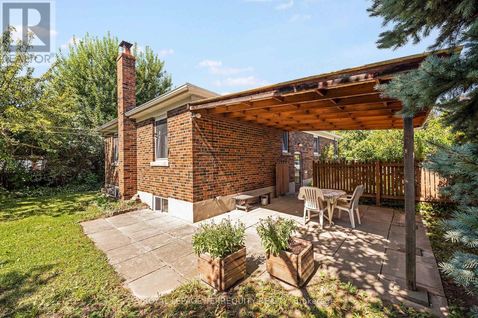 11 Picton Crescent, Toronto (Downsview-Roding-Cfb), Ontario  M3K 1W4 - Photo 32 - W13783812