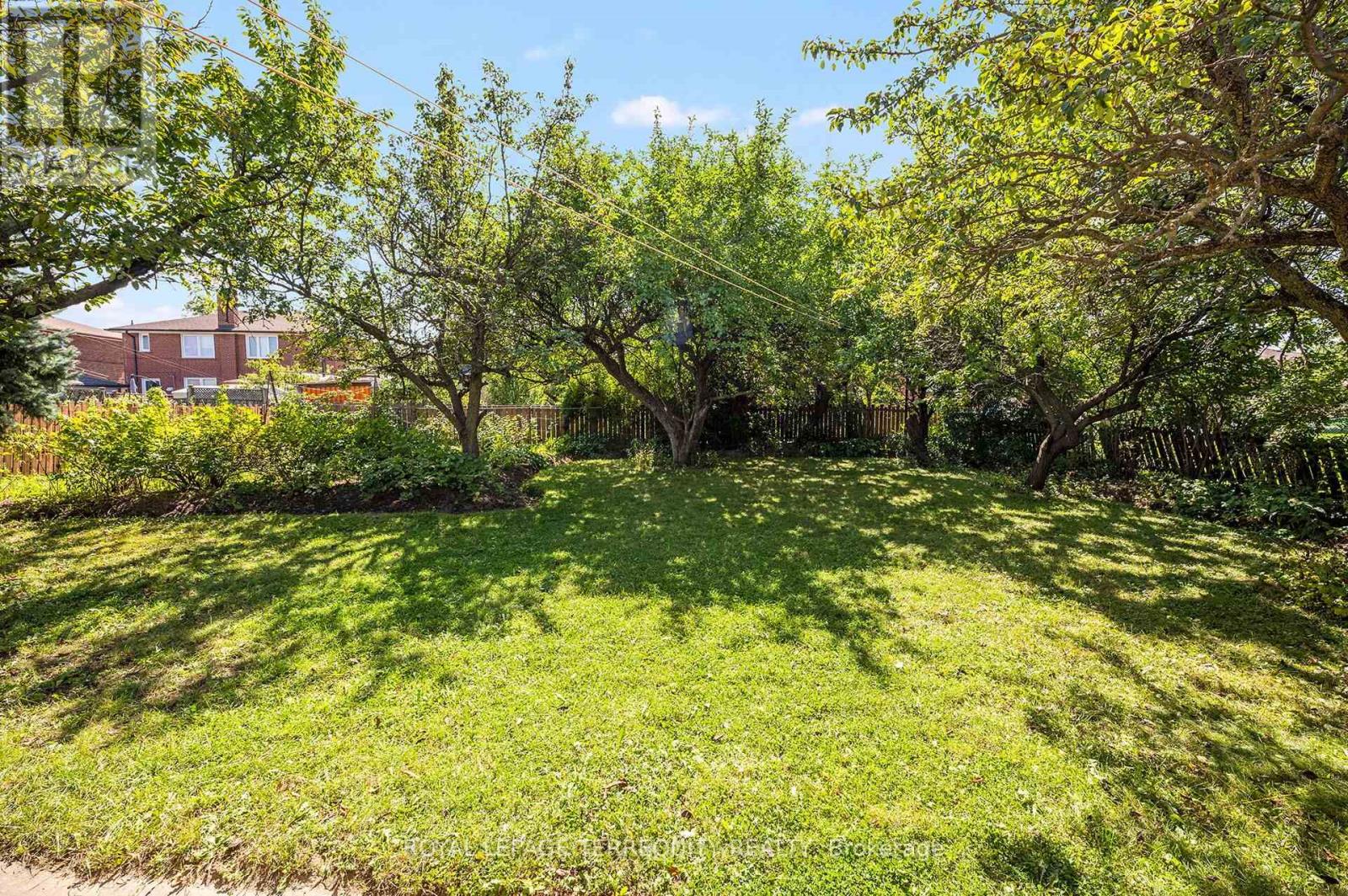11 Picton Crescent, Toronto (Downsview-Roding-Cfb), Ontario  M3K 1W4 - Photo 34 - W13783812