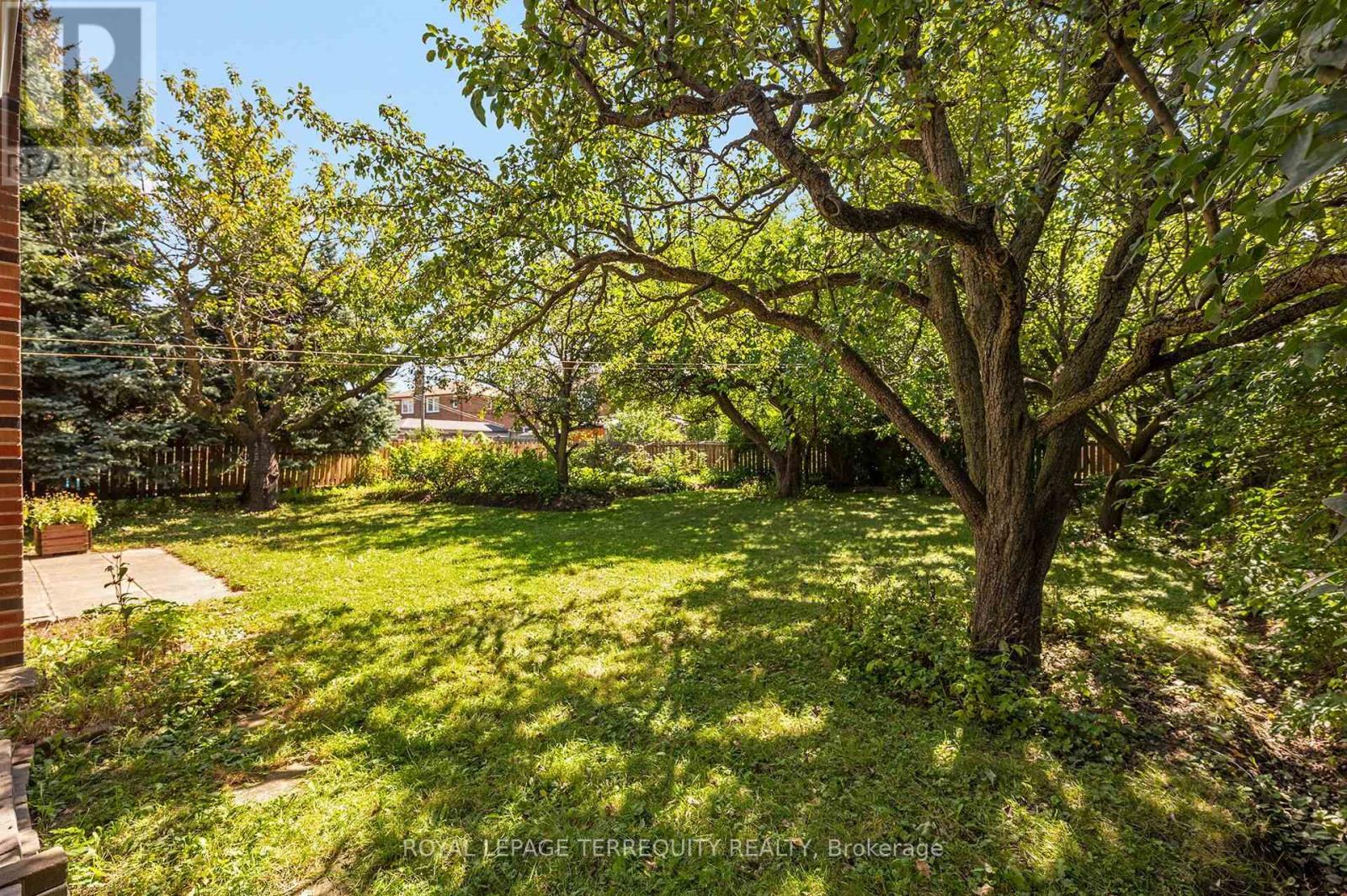11 Picton Crescent, Toronto (Downsview-Roding-Cfb), Ontario  M3K 1W4 - Photo 35 - W13783812