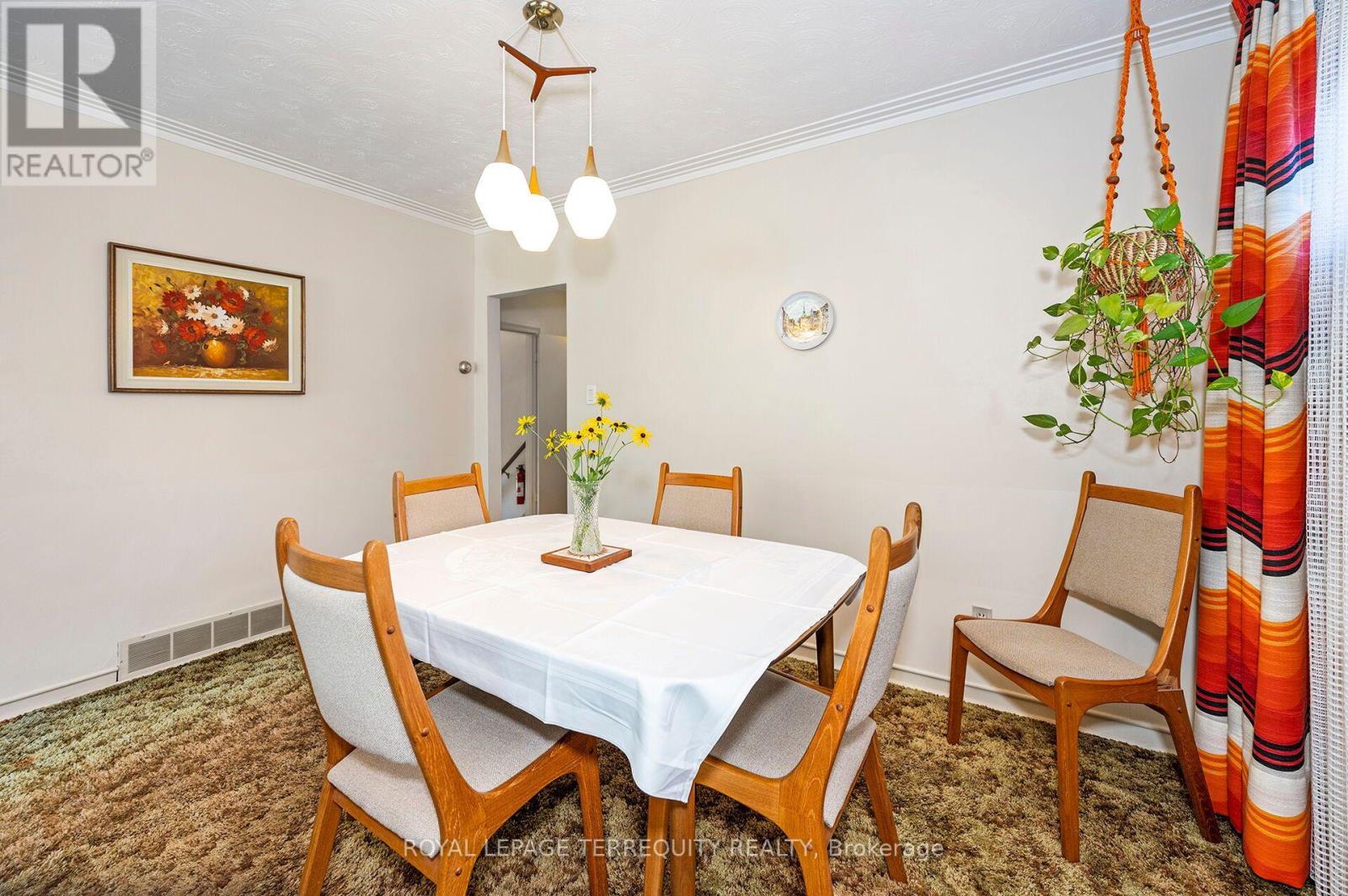 11 Picton Crescent, Toronto (Downsview-Roding-Cfb), Ontario  M3K 1W4 - Photo 5 - W13783812