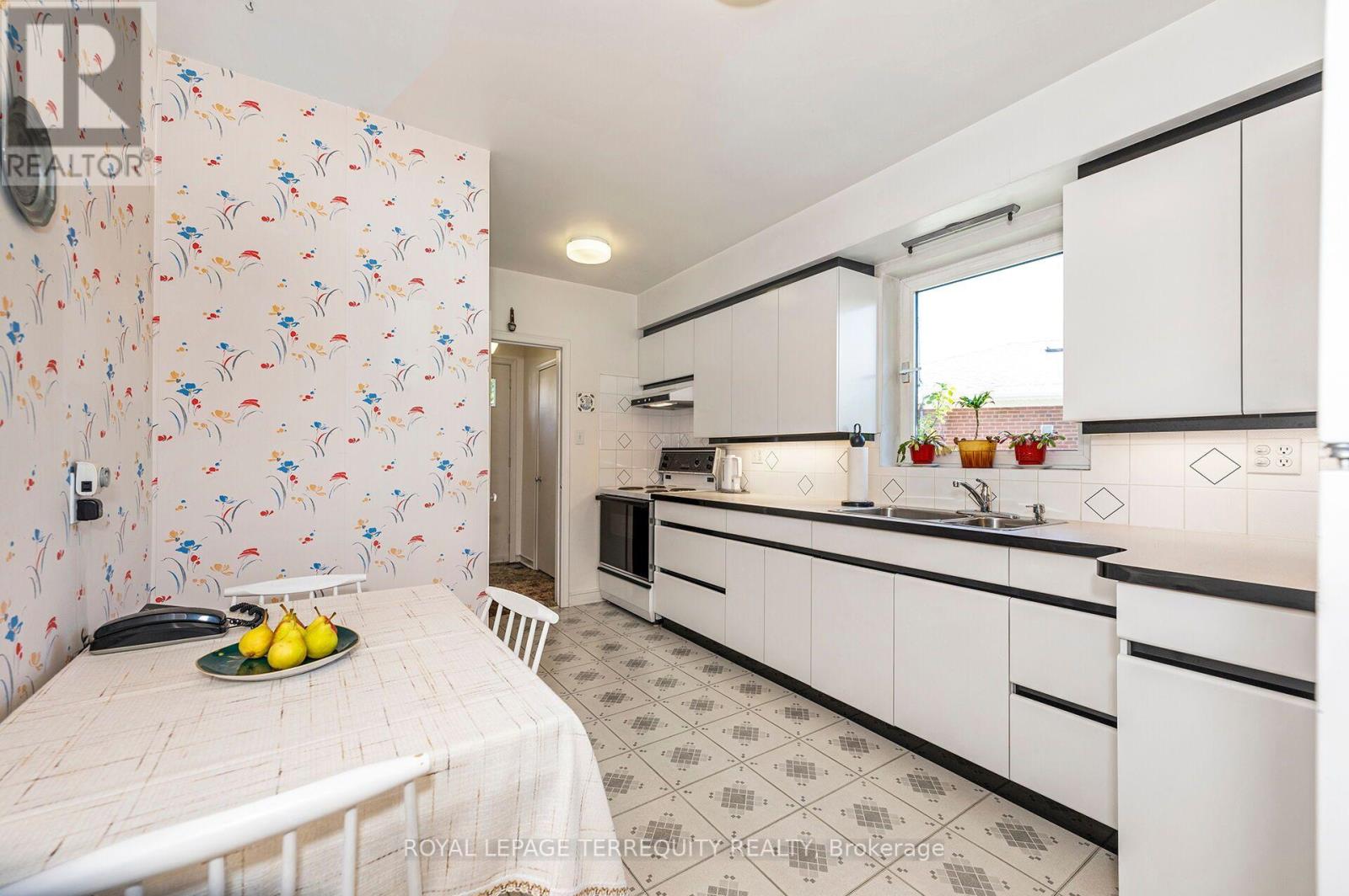 11 Picton Crescent, Toronto (Downsview-Roding-Cfb), Ontario  M3K 1W4 - Photo 6 - W13783812