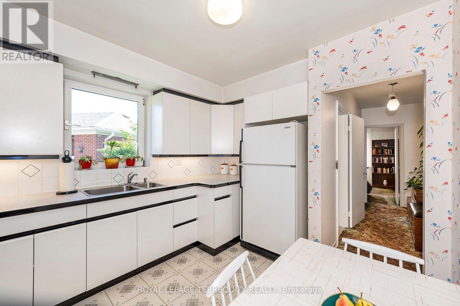 11 Picton Crescent, Toronto (Downsview-Roding-Cfb), Ontario  M3K 1W4 - Photo 9 - W13783812