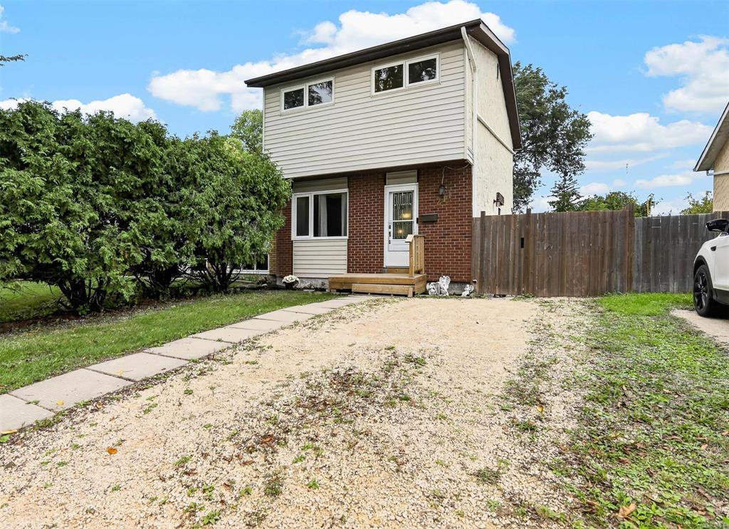 211 Hatcher Road, Winnipeg, Manitoba  R2C 3W6 - Photo 1 - 202622769