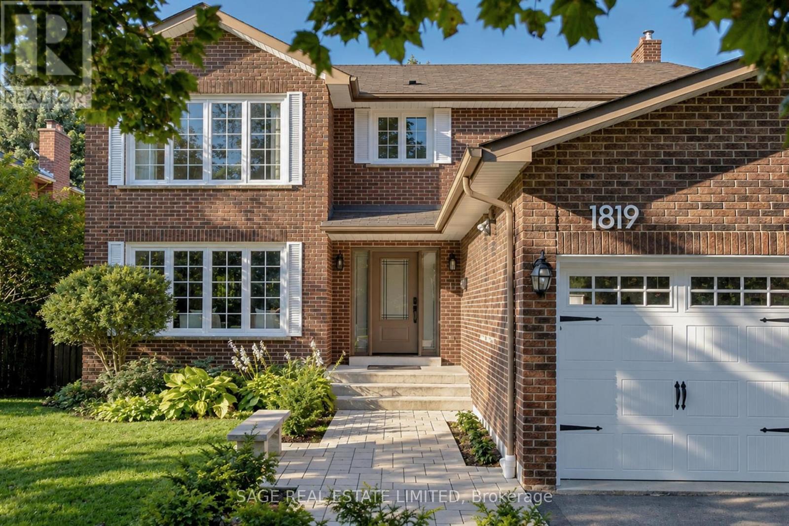 1819 Friar Tuck Court, Mississauga, Ontario  L5K 2L4 - Photo 3 - W13783874