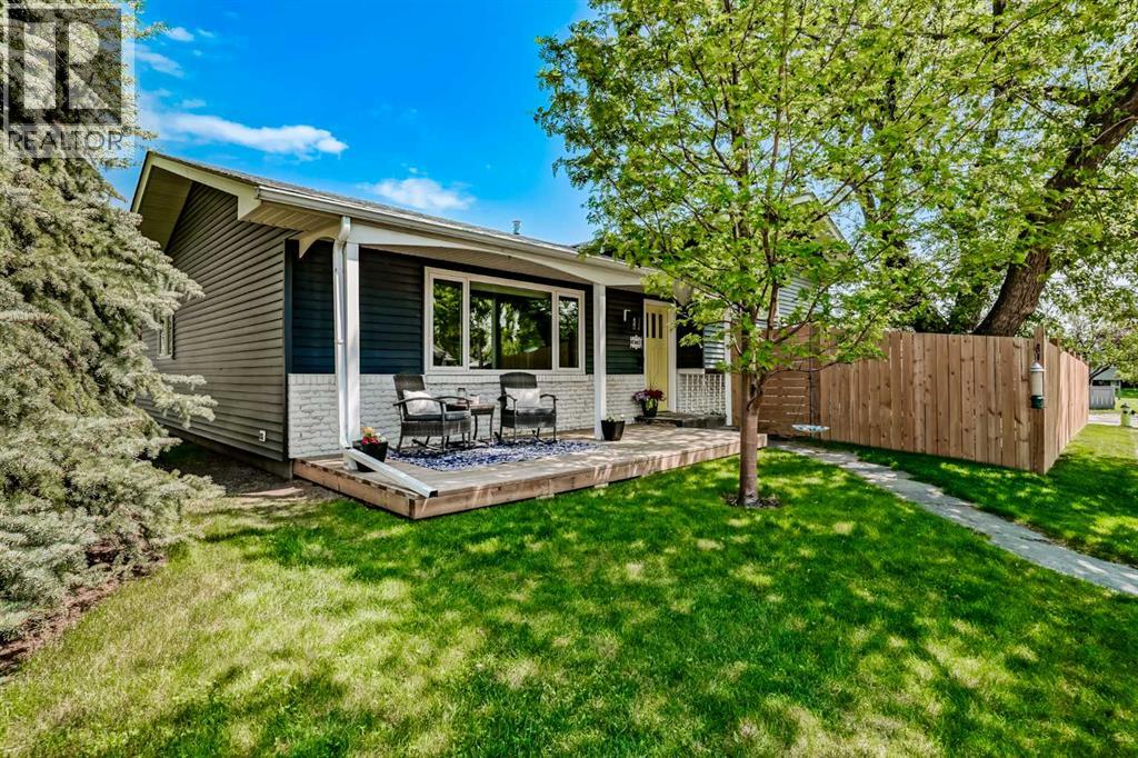 10704 Maplecrest Road SE, Calgary, Alberta  T2J 1X9 - Photo 3 - A2345181
