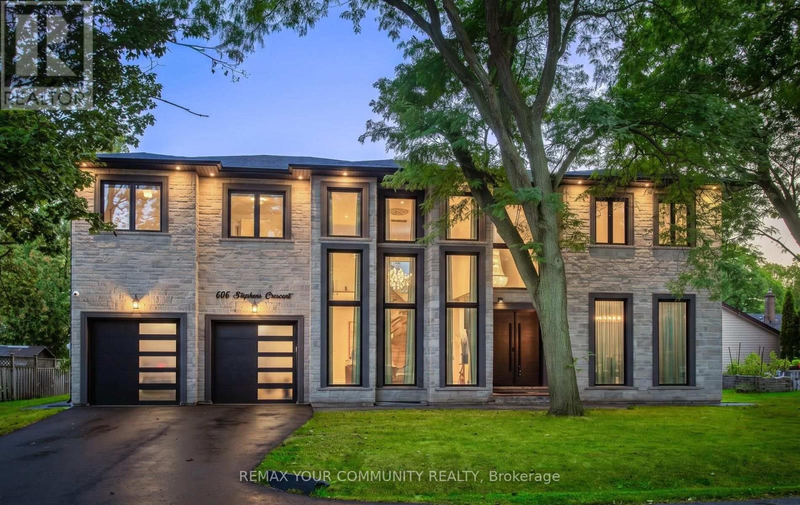 606 STEPHENS CRESCENT, Oakville, Ontario