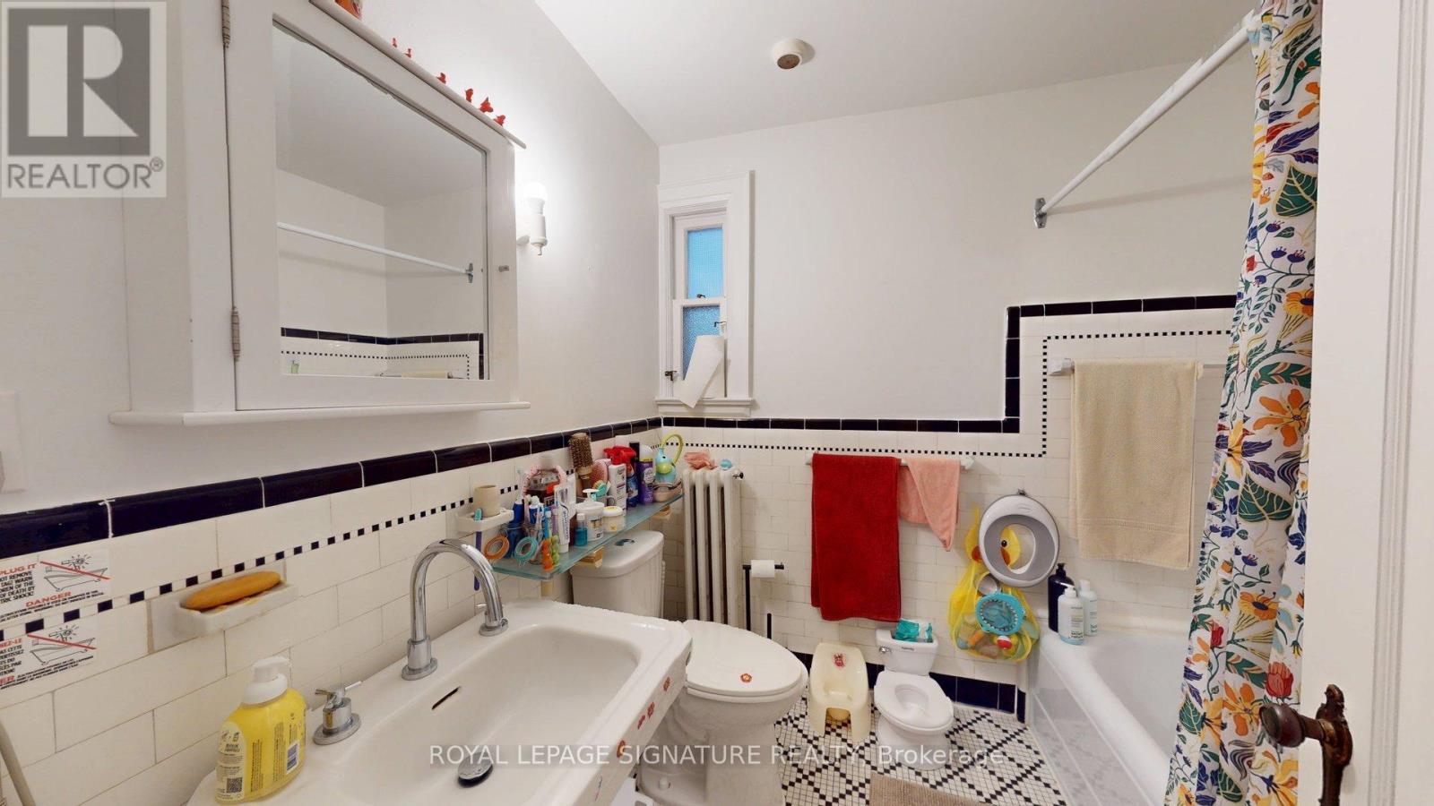 Main - 63 Braemore Gardens, Toronto, Ontario  M6G 2C7 - Photo 15 - C13784300