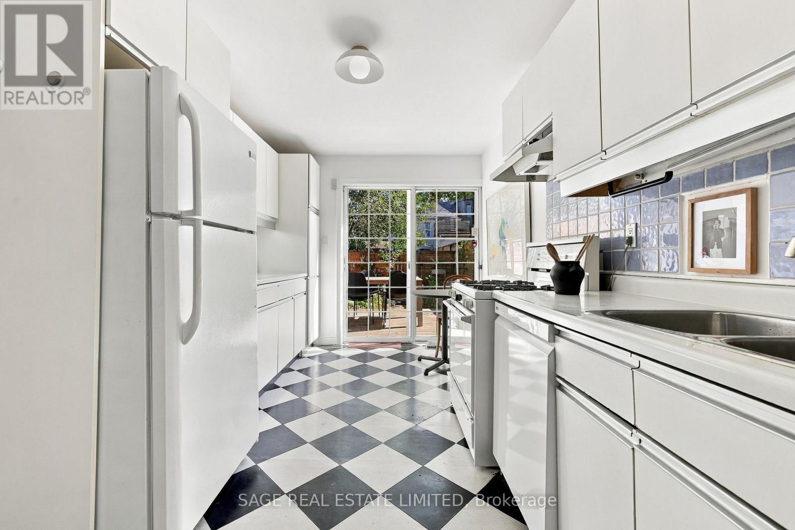 231 Boulton Avenue, Toronto, Ontario M4M 2J8 - Photo 12 - E13784236