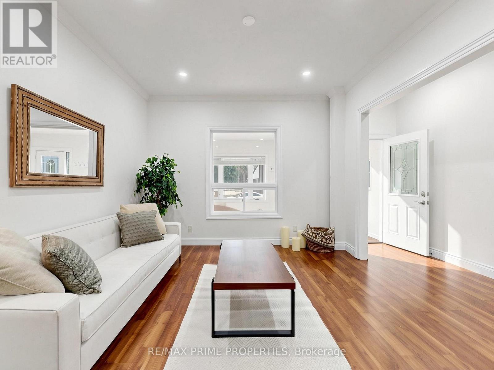 18 Dentonia Park Avenue S, Toronto, Ontario  M4C 1W7 - Photo 2 - E13784296