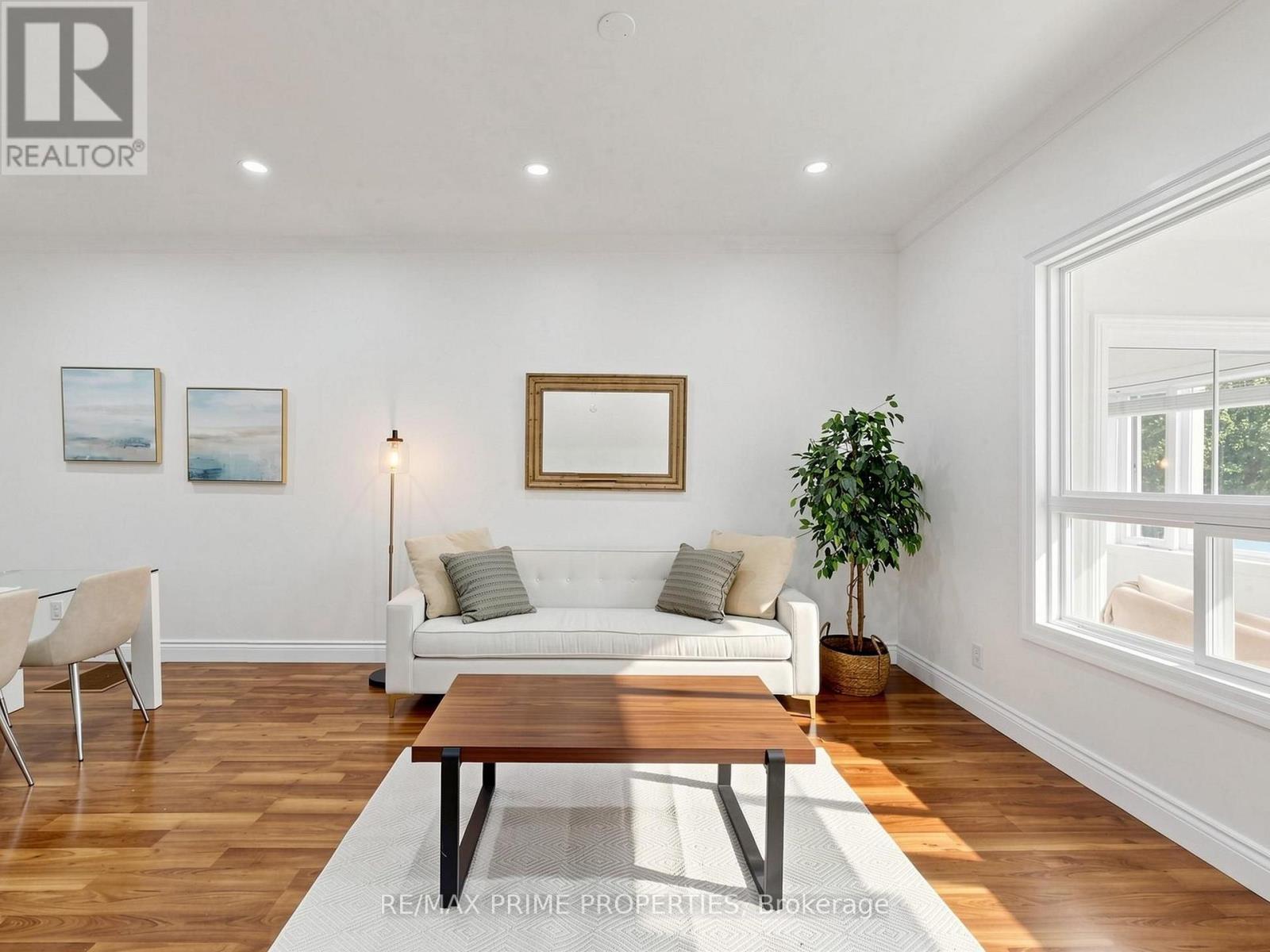 18 Dentonia Park Avenue S, Toronto, Ontario  M4C 1W7 - Photo 4 - E13784296