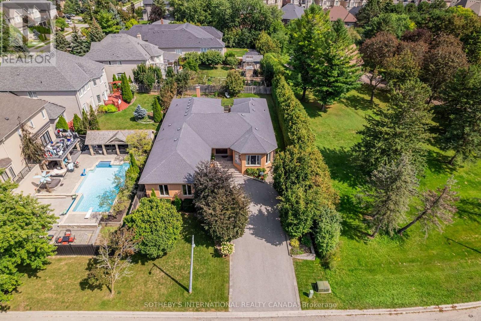 83 Burndean Court, Richmond Hill, Ontario L4C 9W5 - Photo 2 - N13784148