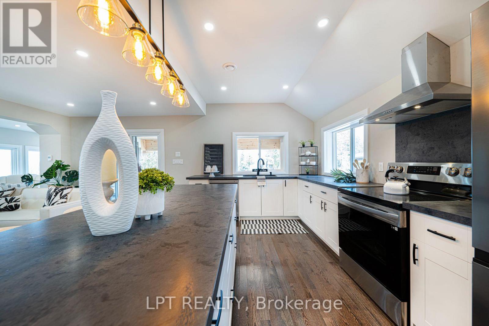 549 Lake Drive E, Georgina, Ontario  L0E 1S0 - Photo 10 - N13784286