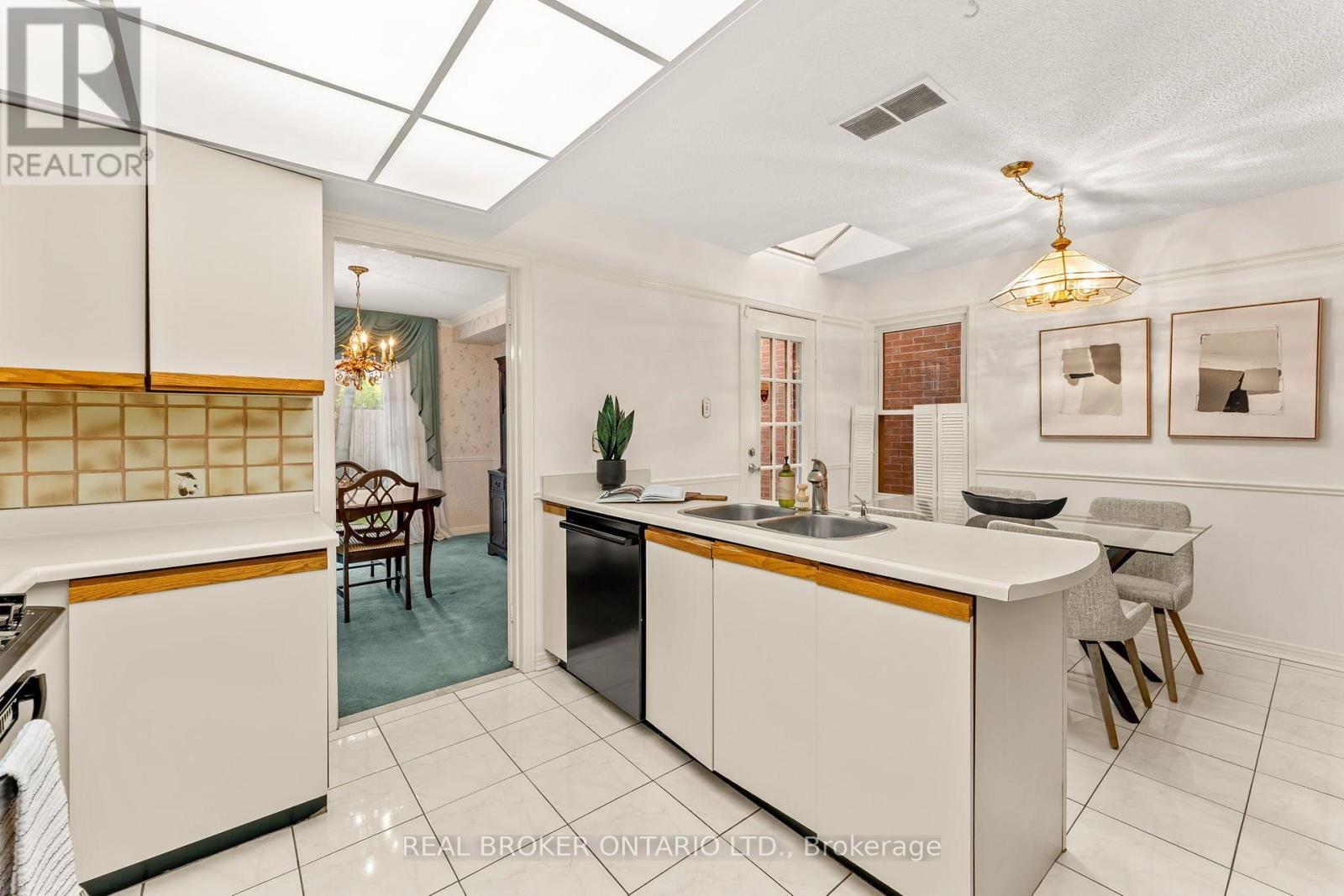 37 Jessica Gardens, Vaughan, Ontario  L4J 3G1 - Photo 11 - N13784430