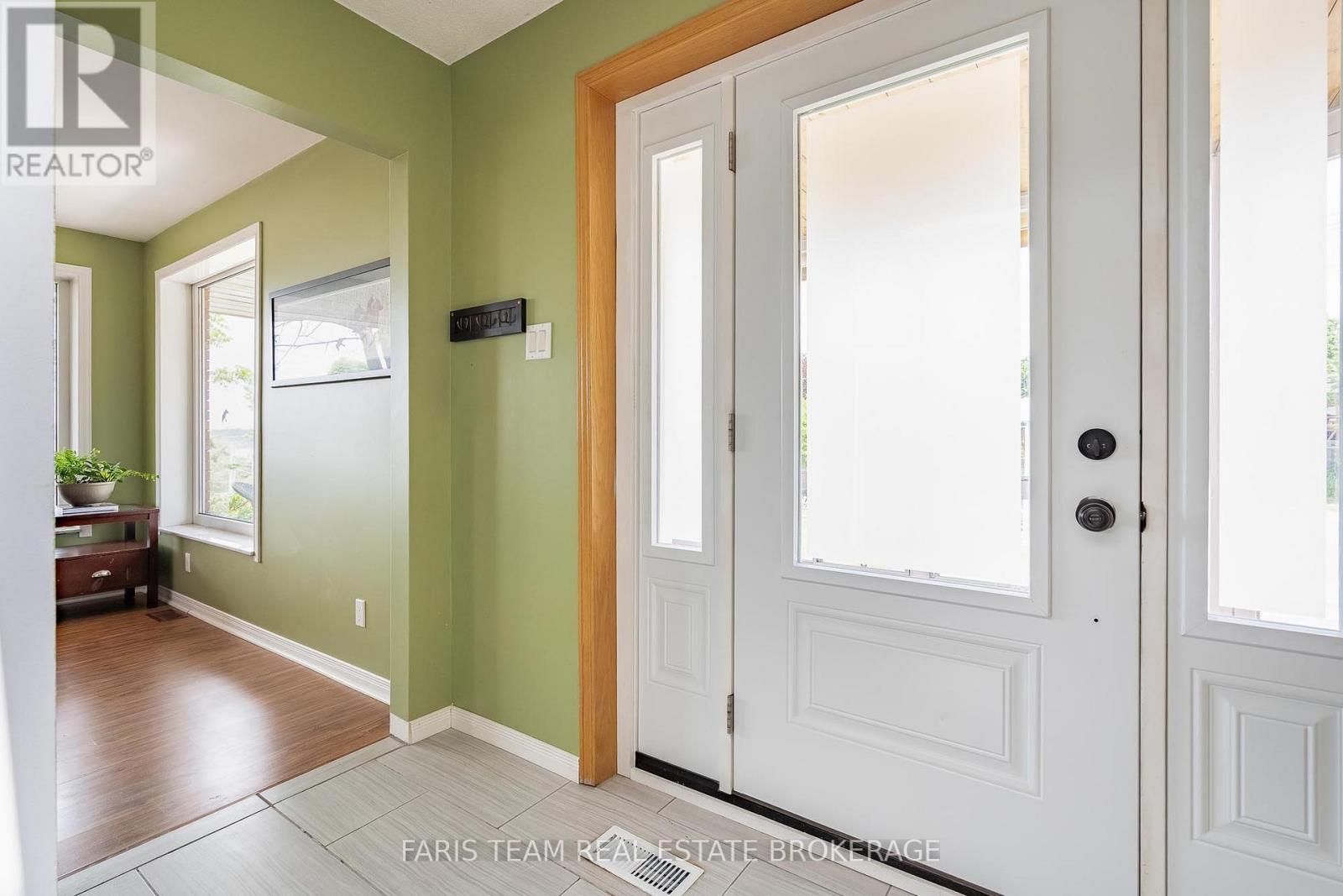 82 Bayview Drive, Barrie (Allandale Heights), Ontario  L4N 3P1 - Photo 4 - S13784338