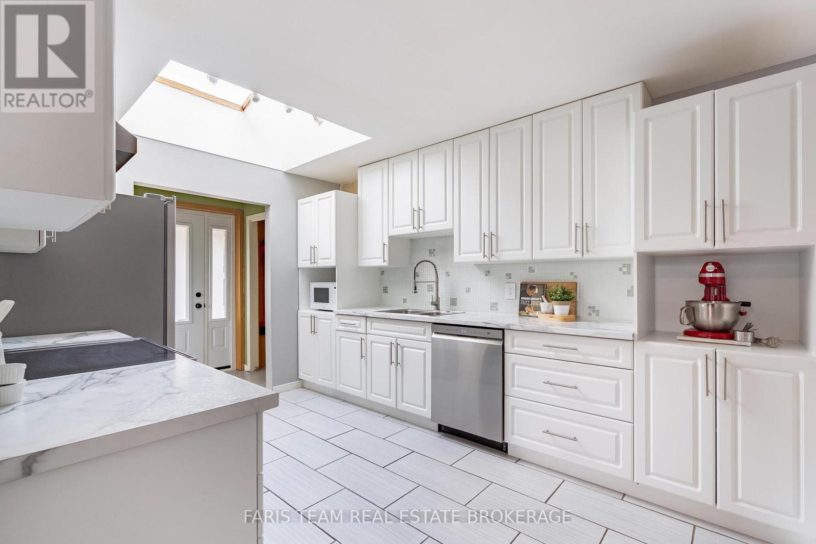 82 Bayview Drive, Barrie (Allandale Heights), Ontario  L4N 3P1 - Photo 7 - S13784338