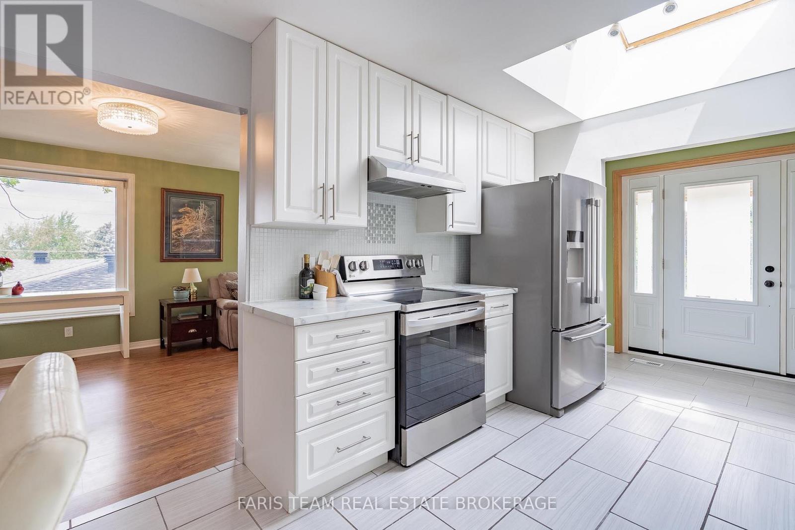82 Bayview Drive, Barrie (Allandale Heights), Ontario  L4N 3P1 - Photo 8 - S13784338