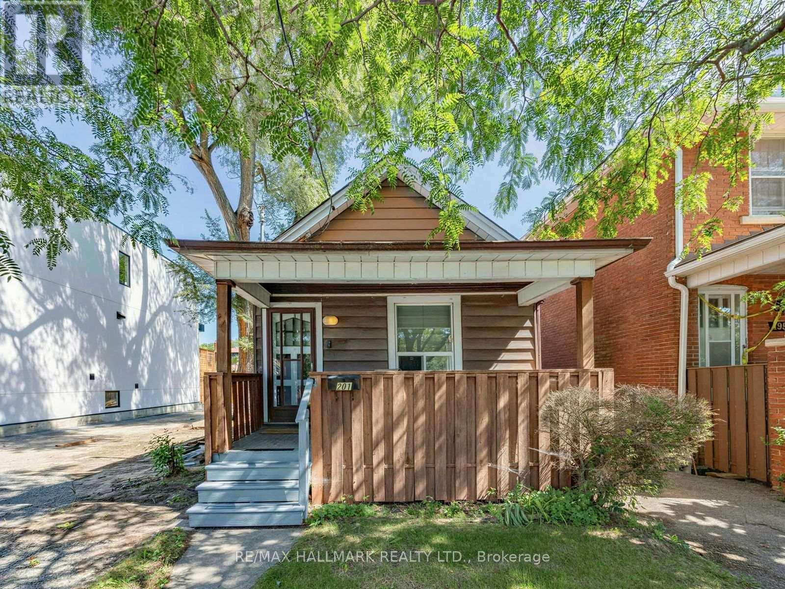 201 LINSMORE CRESCENT, Toronto, Ontario
