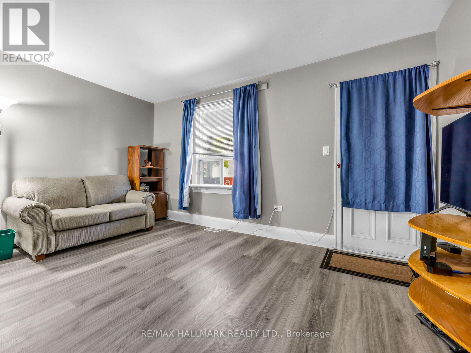201 Linsmore Crescent, Toronto, Ontario  M4J 4L5 - Photo 3 - E13784746
