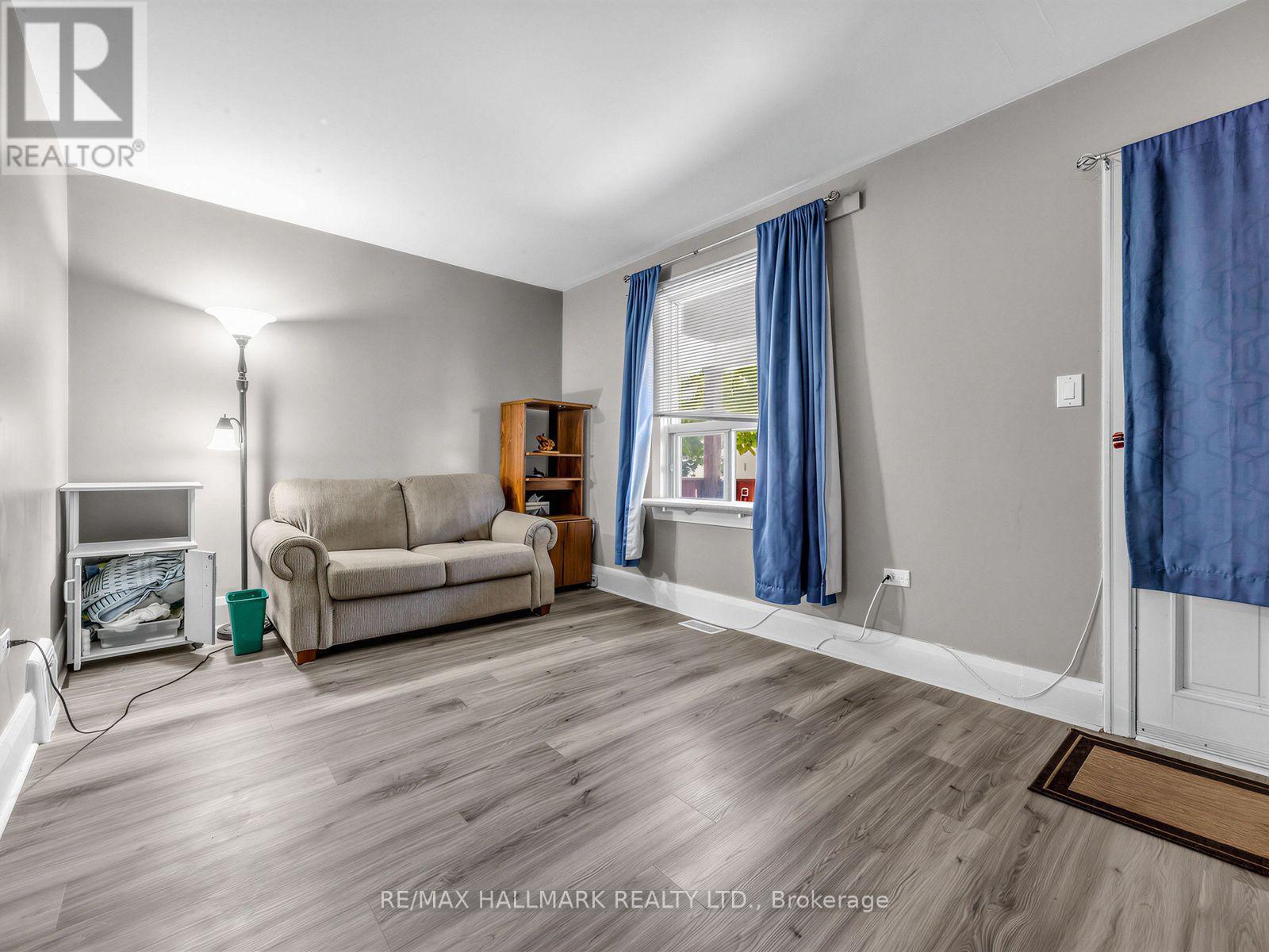 201 Linsmore Crescent, Toronto, Ontario  M4J 4L5 - Photo 4 - E13784746
