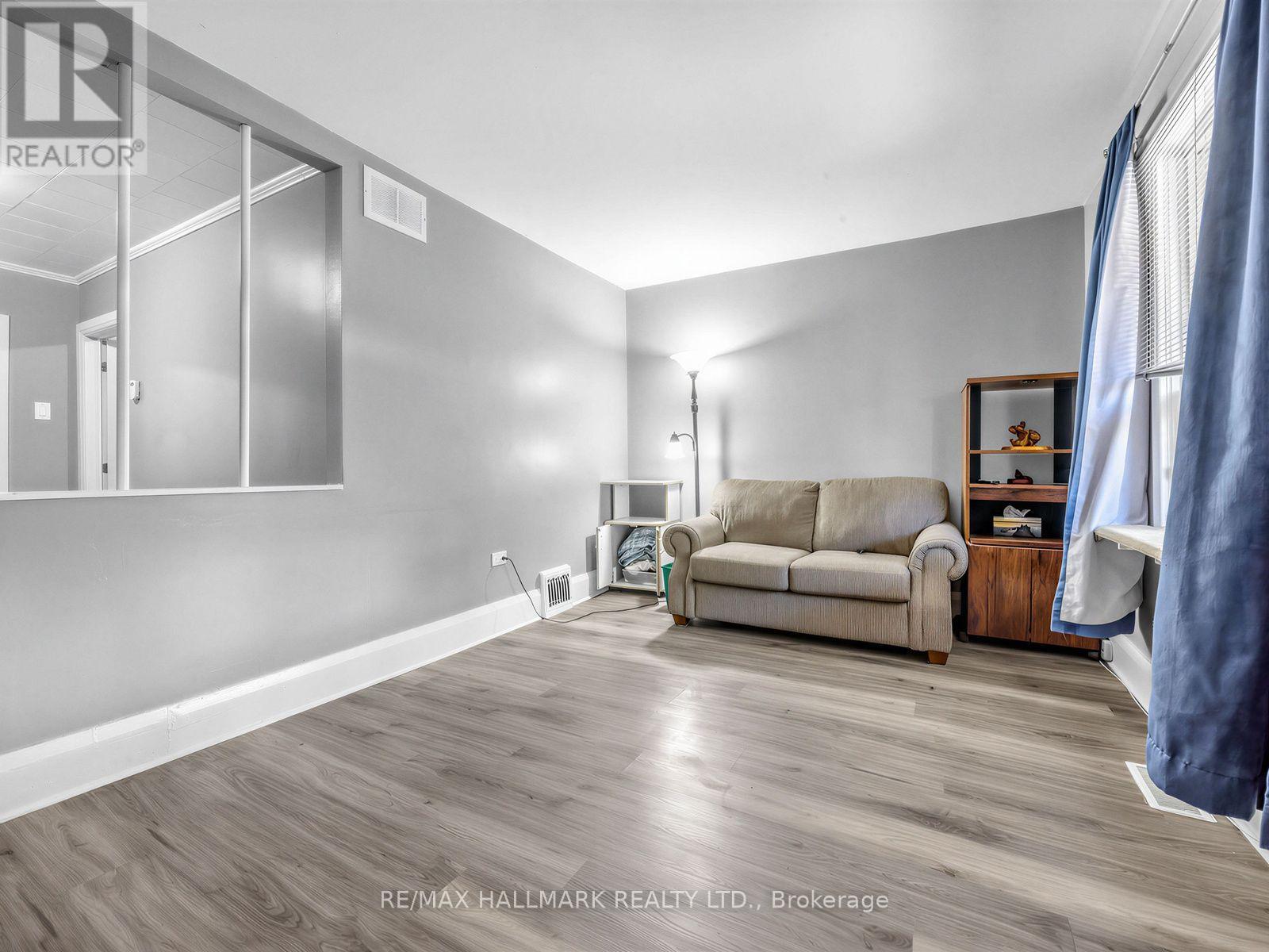 201 Linsmore Crescent, Toronto, Ontario  M4J 4L5 - Photo 5 - E13784746