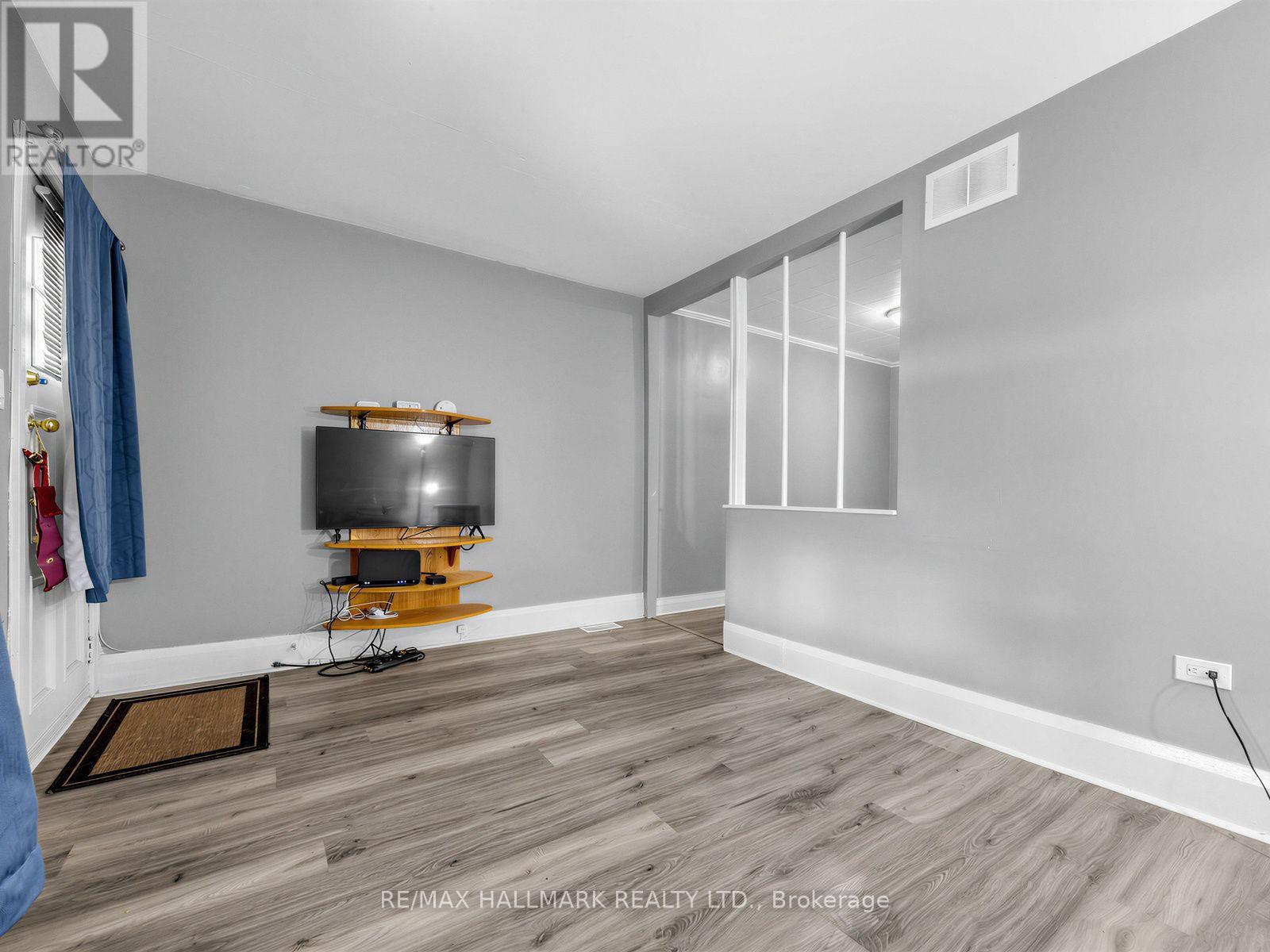 201 Linsmore Crescent, Toronto, Ontario  M4J 4L5 - Photo 6 - E13784746