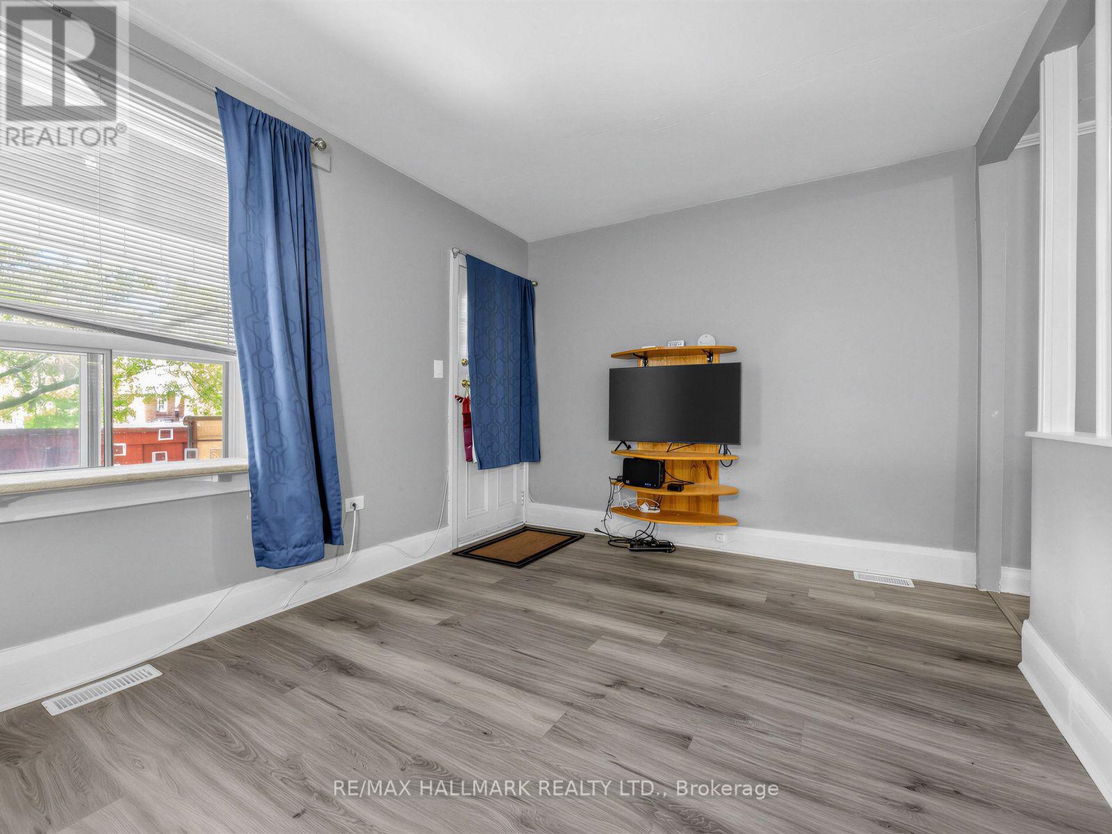 201 Linsmore Crescent, Toronto, Ontario  M4J 4L5 - Photo 7 - E13784746