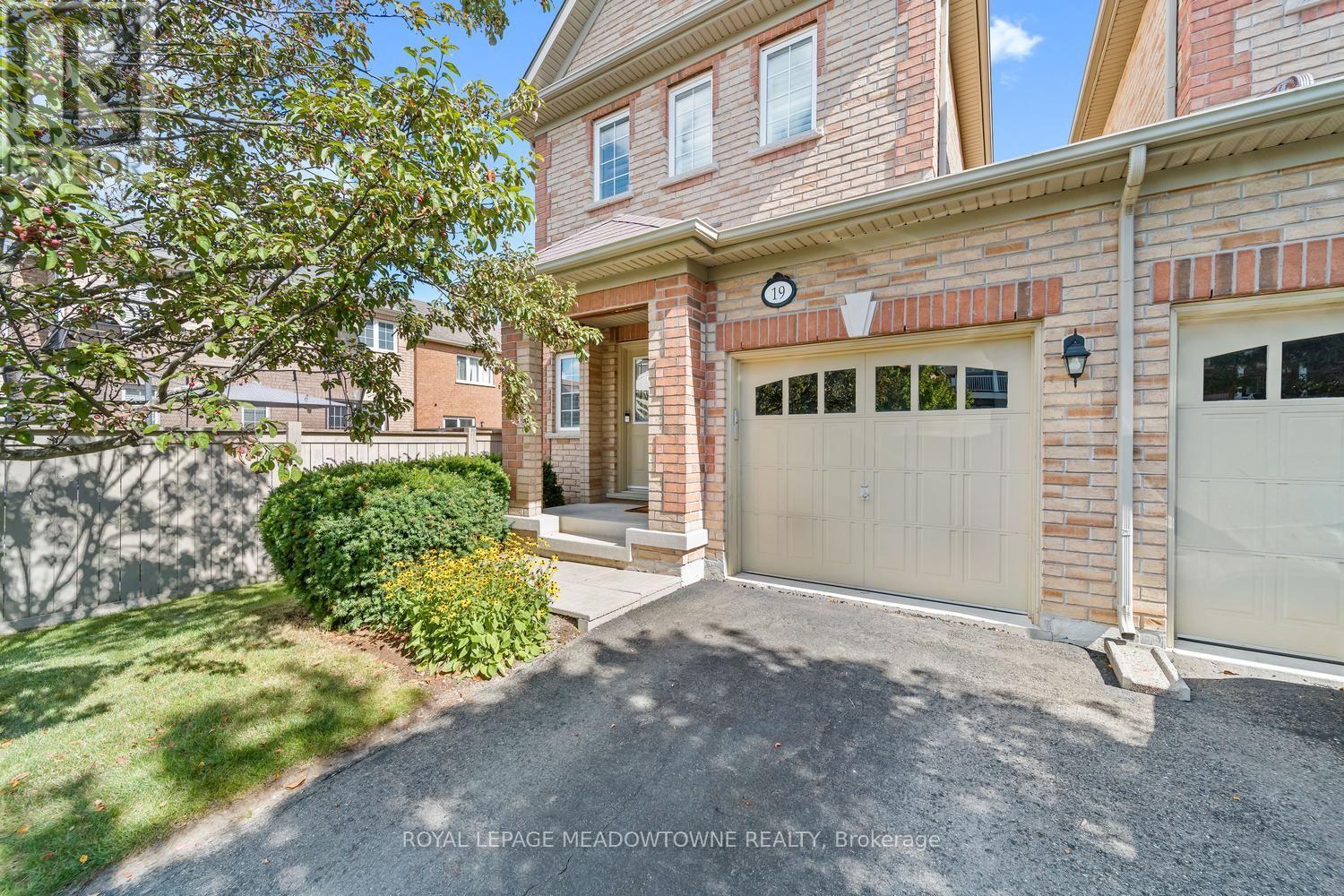 19 Goldham Way, Halton Hills, Ontario  L7G 0B2 - Photo 3 - W13784600