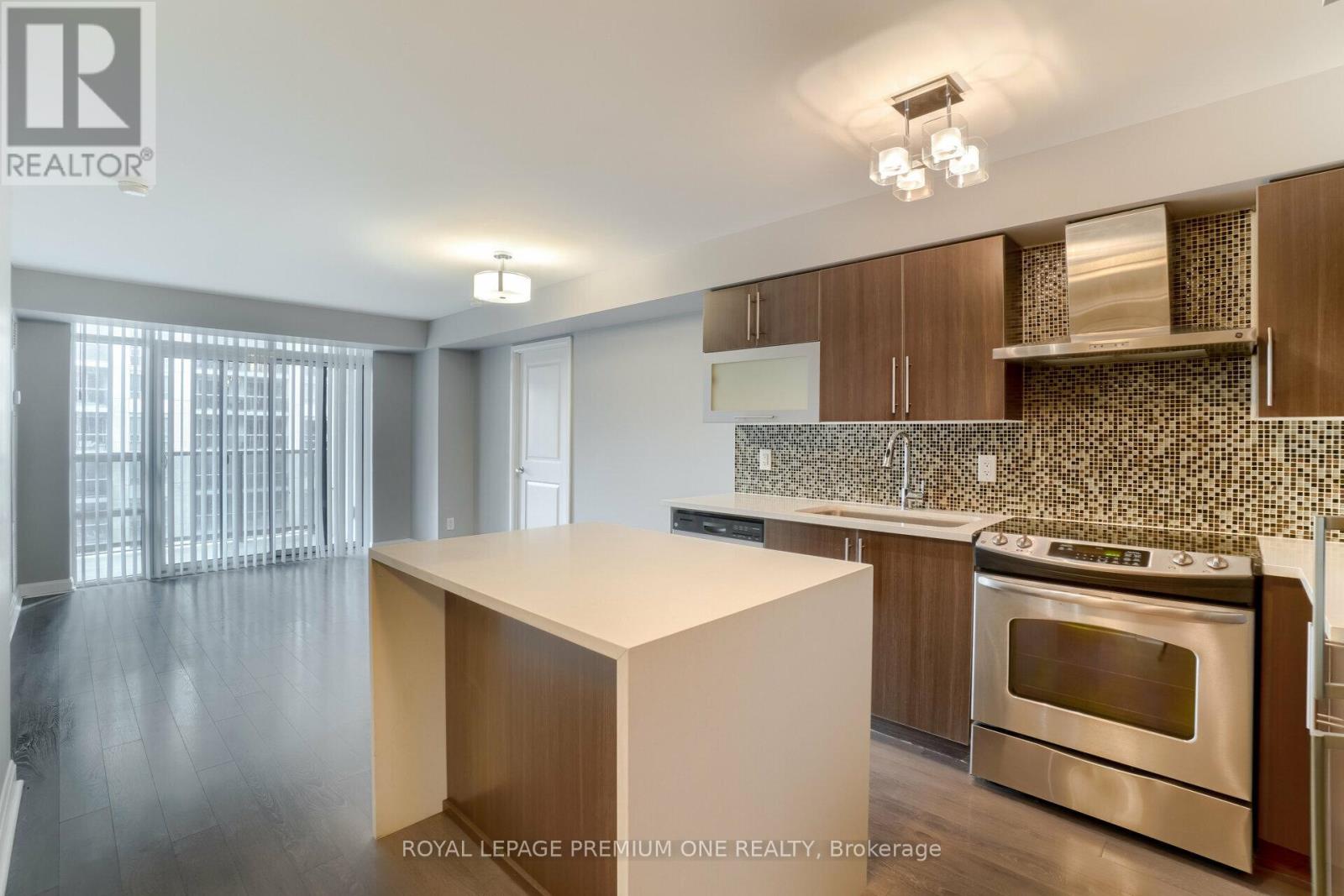 911 - 1 Michael Power Place, Toronto (Islington-City Centre West), Ontario  M9A 0A1 - Photo 2 - W13784658