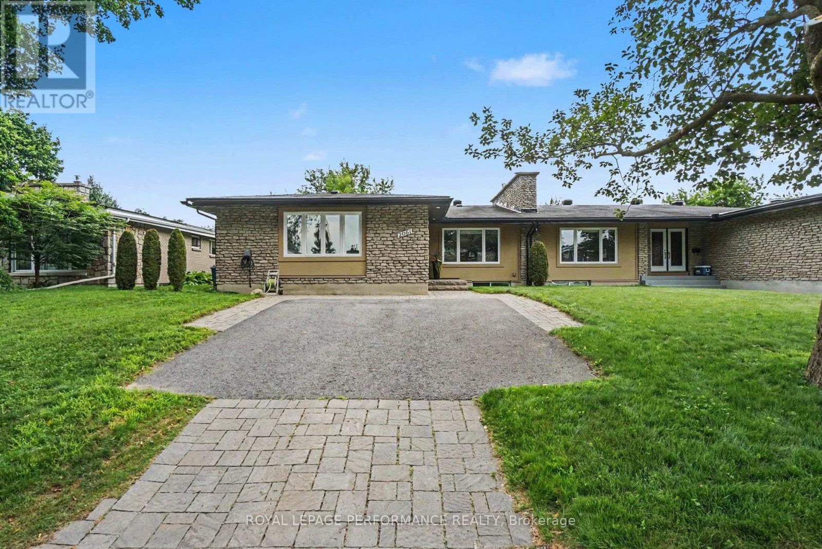 2061 CABOT STREET, Ottawa, Ontario