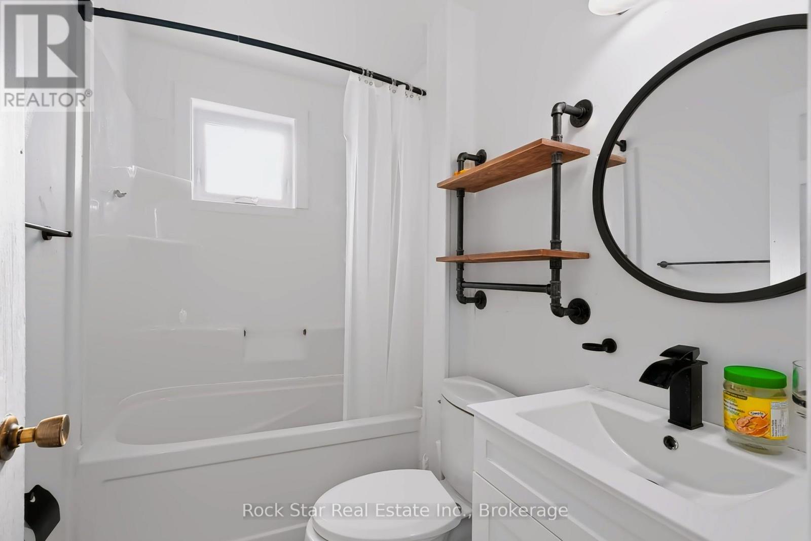 22 RICH AVENUE photo 19