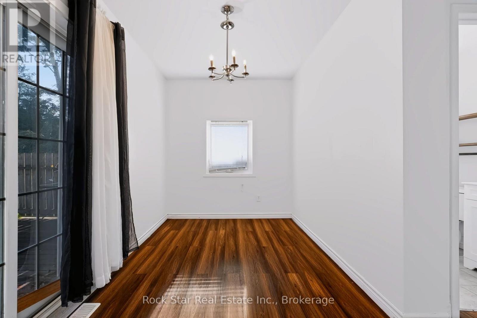 22 RICH AVENUE photo 16