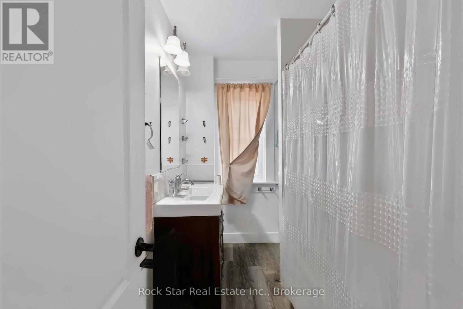22 RICH AVENUE photo 33