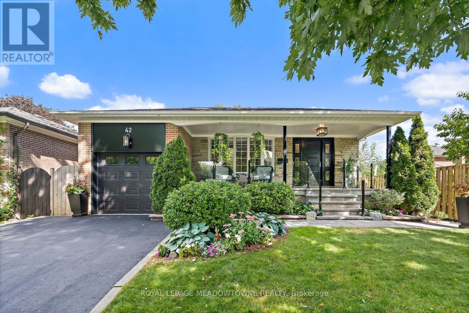 42 Oxenden Crescent, Toronto, Ontario  M9C 4H4 - Photo 2 - W13784800