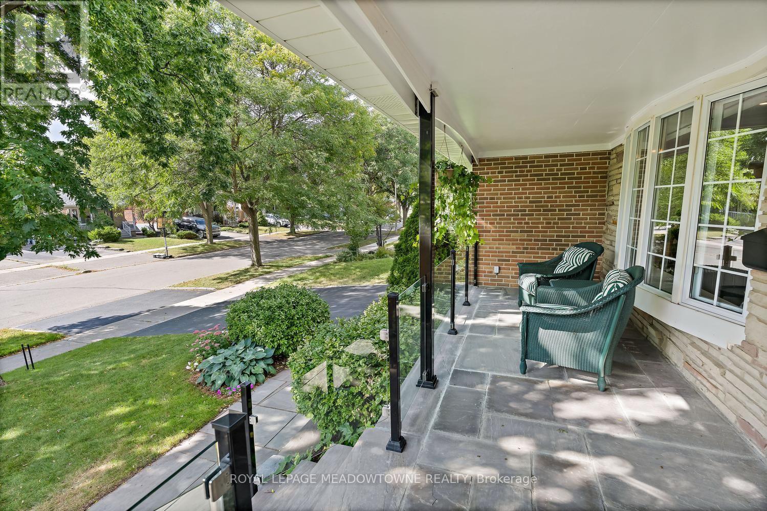 42 Oxenden Crescent, Toronto, Ontario  M9C 4H4 - Photo 4 - W13784800